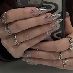 Set of 24 luxurious and charming fake nails