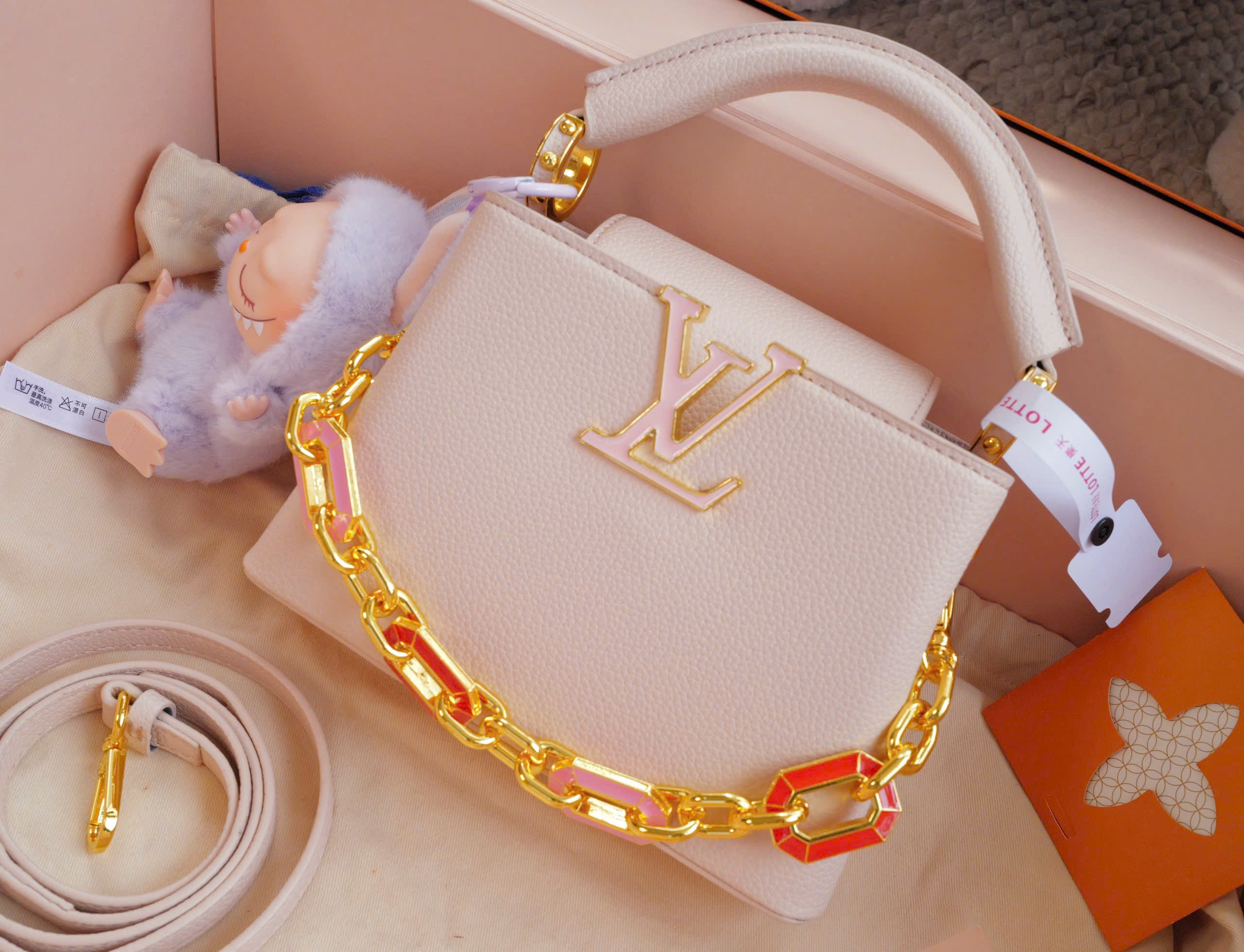 L.V Capucine SUPER chain strap Size 21cm L.V Capucine SUPER chain strap Size 21cm