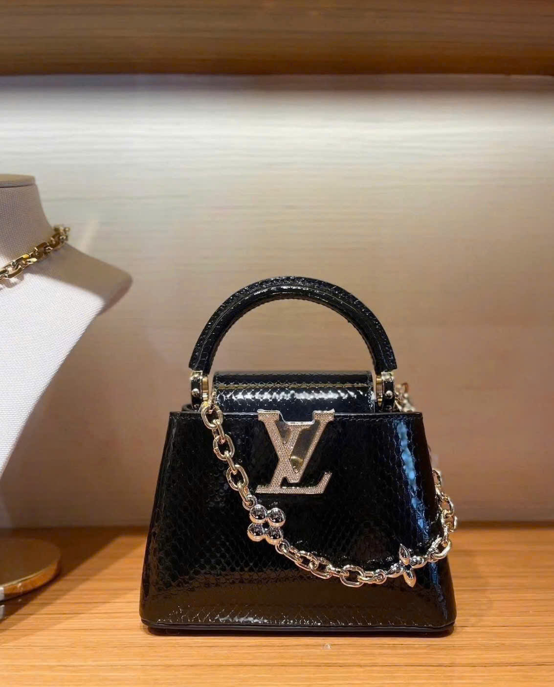 LV CAPUCINES MINI BLACK PYTHON Sz 21cm LV CAPUCINES MINI BLACK PYTHON Sz 21cm