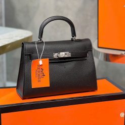 HM KELLY                                                                                       Size 20cm