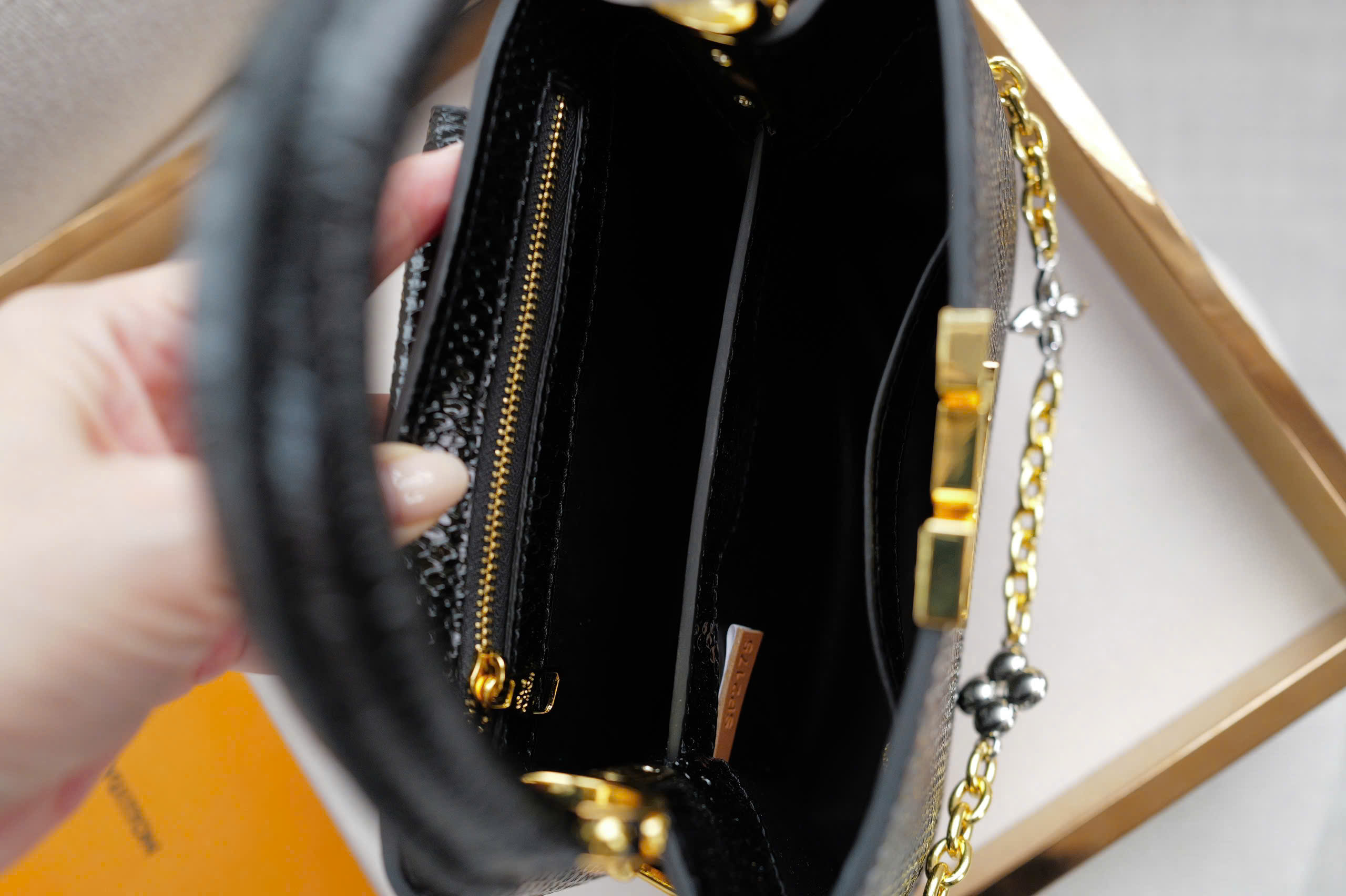 LV CAPUCINES MINI BLACK PYTHON Sz 21cm LV CAPUCINES MINI BLACK PYTHON Sz 21cm