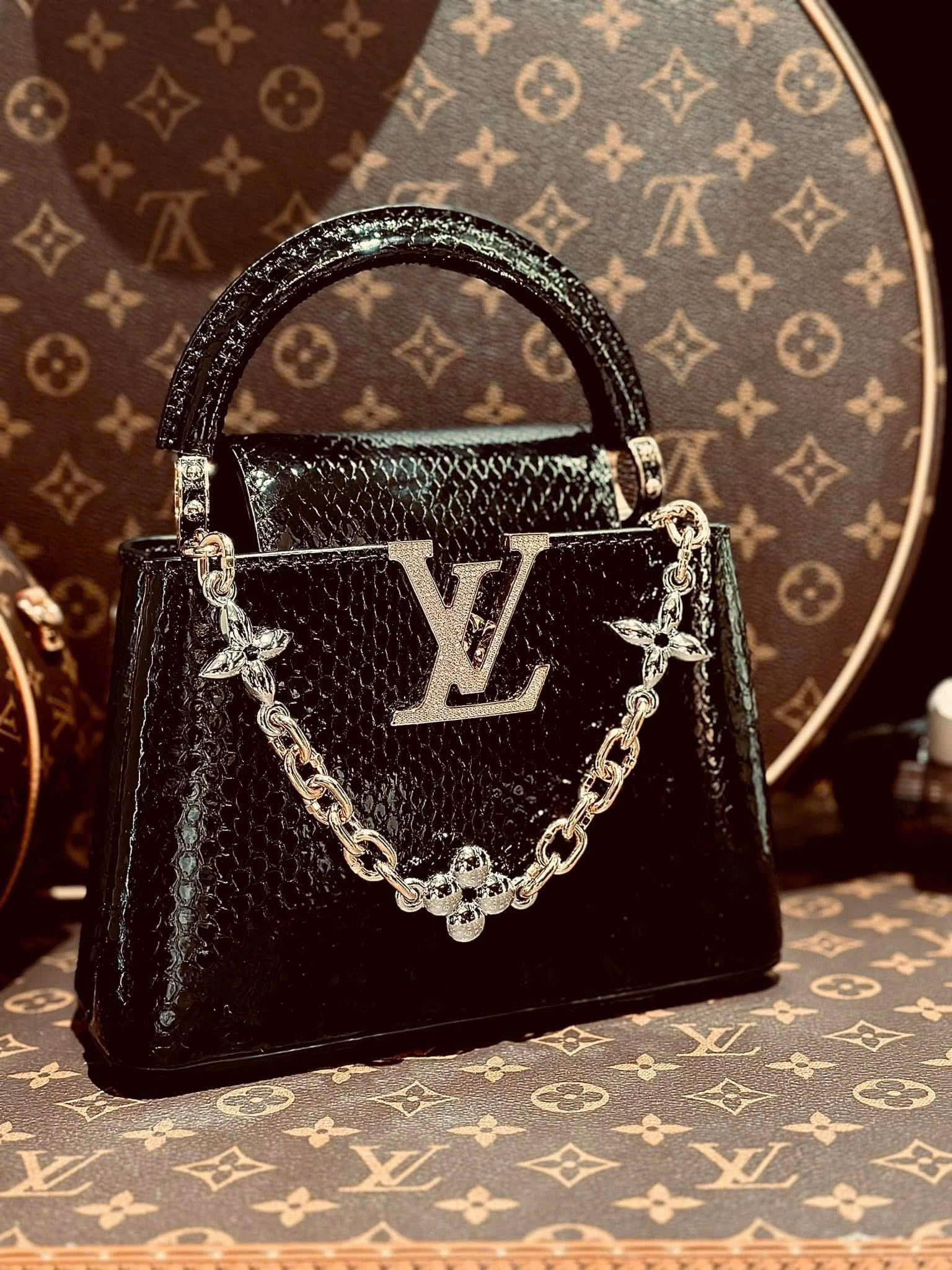 LV CAPUCINES MINI BLACK PYTHON Sz 21cm LV CAPUCINES MINI BLACK PYTHON Sz 21cm