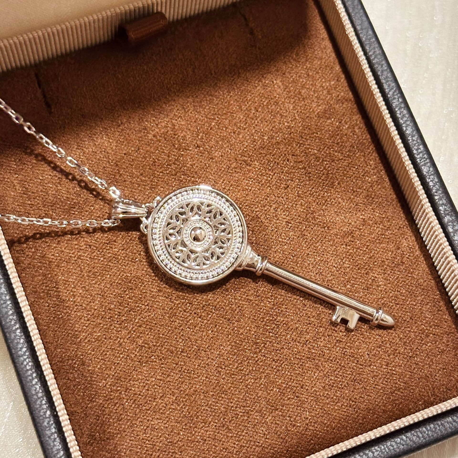 S925 sterling silver rotating daisy key chain, classic Italian design with a touch of luck. S925 sterling silver rotating daisy key chain, classic Italian design with a touch of luck.