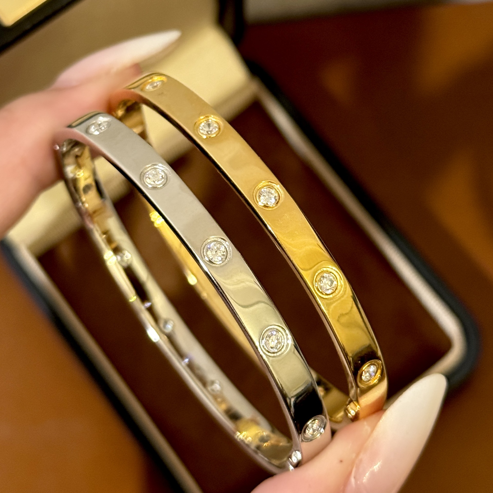 S925 Sterling Silver Wide Bangle with Ten Diamonds, Exquisite Luxury, Classic Design, No Markings, No Screw Marks S925 Sterling Silver Wide Bangle with Ten Diamonds, Exquisite Luxury, Classic Design, No Markings, No Screw Marks