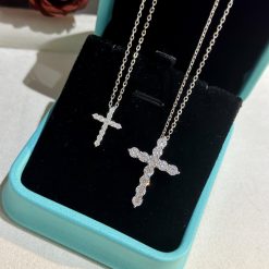 Classic S925 silver cross necklace, fully encrusted with diamonds, luxurious, versatile, a must-have for everyone, stackable in large and small sizes.Classic S925 silver cross necklace, fully encrusted with diamonds, luxurious, versatile, a must-have for everyone, stackable in large and small sizes.