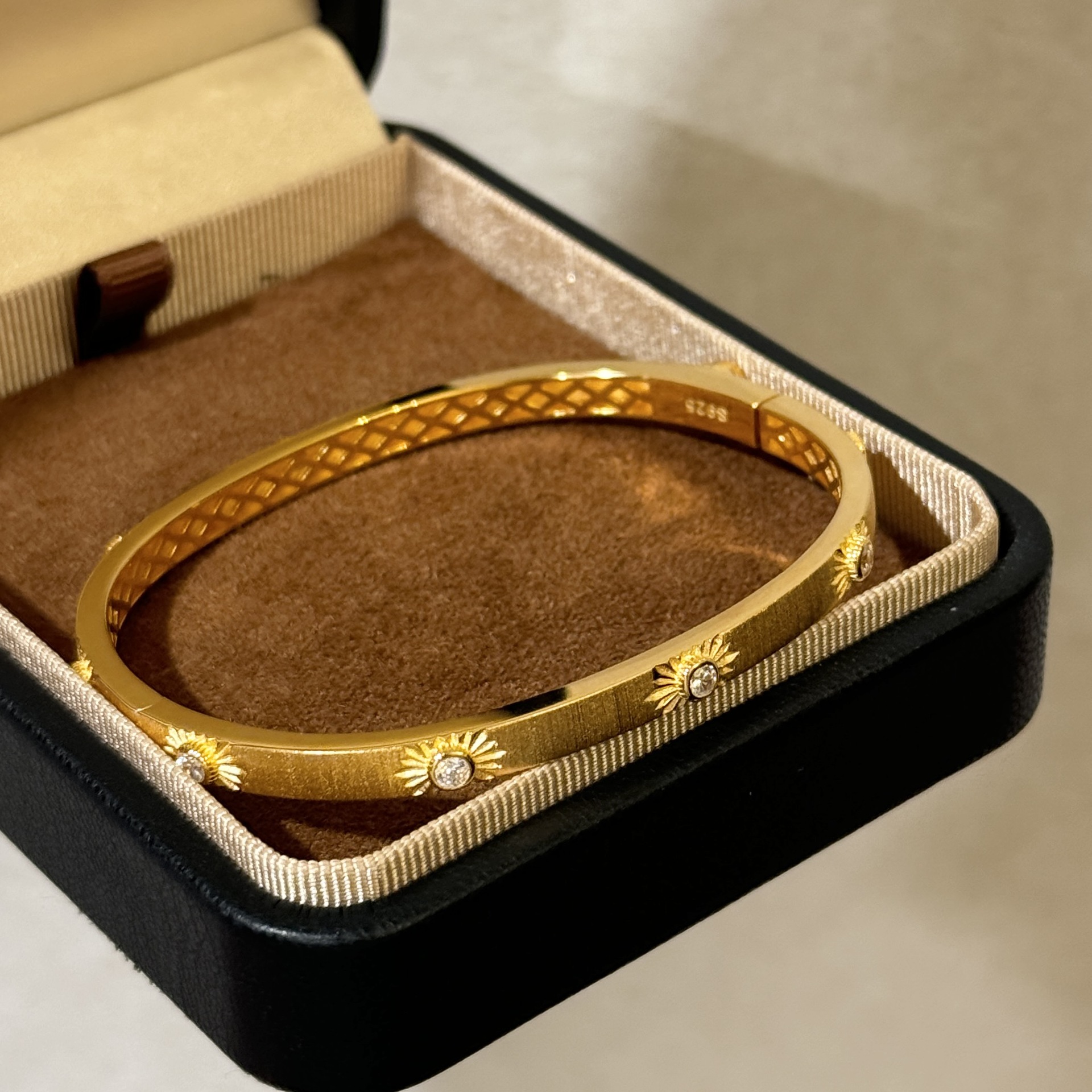 S925 silver bracelet with Bucherer-style floral brushed finish and open mesh base: Refined French classic style S925 silver bracelet with Bucherer-style floral brushed finish and open mesh base: Refined French classic style