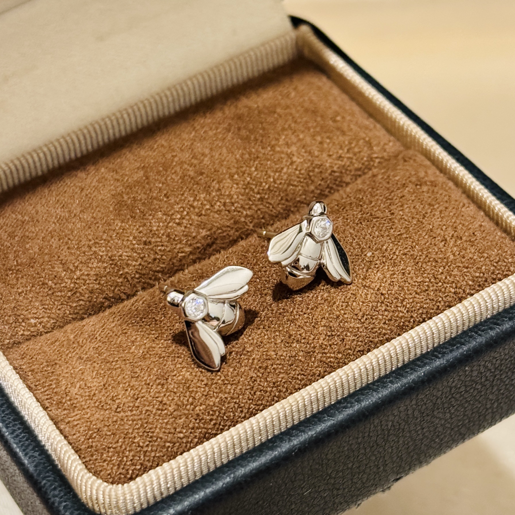 S925 sterling silver bee stud earrings, smooth and versatile for daily wear, unisex style, delicate and petite S925 sterling silver bee stud earrings, smooth and versatile for daily wear, unisex style, delicate and petite