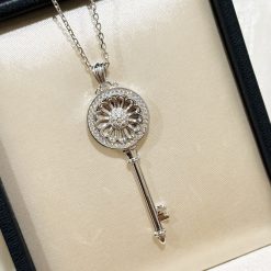 S925 sterling silver rotating daisy key chain, classic Italian design with a touch of luck.
