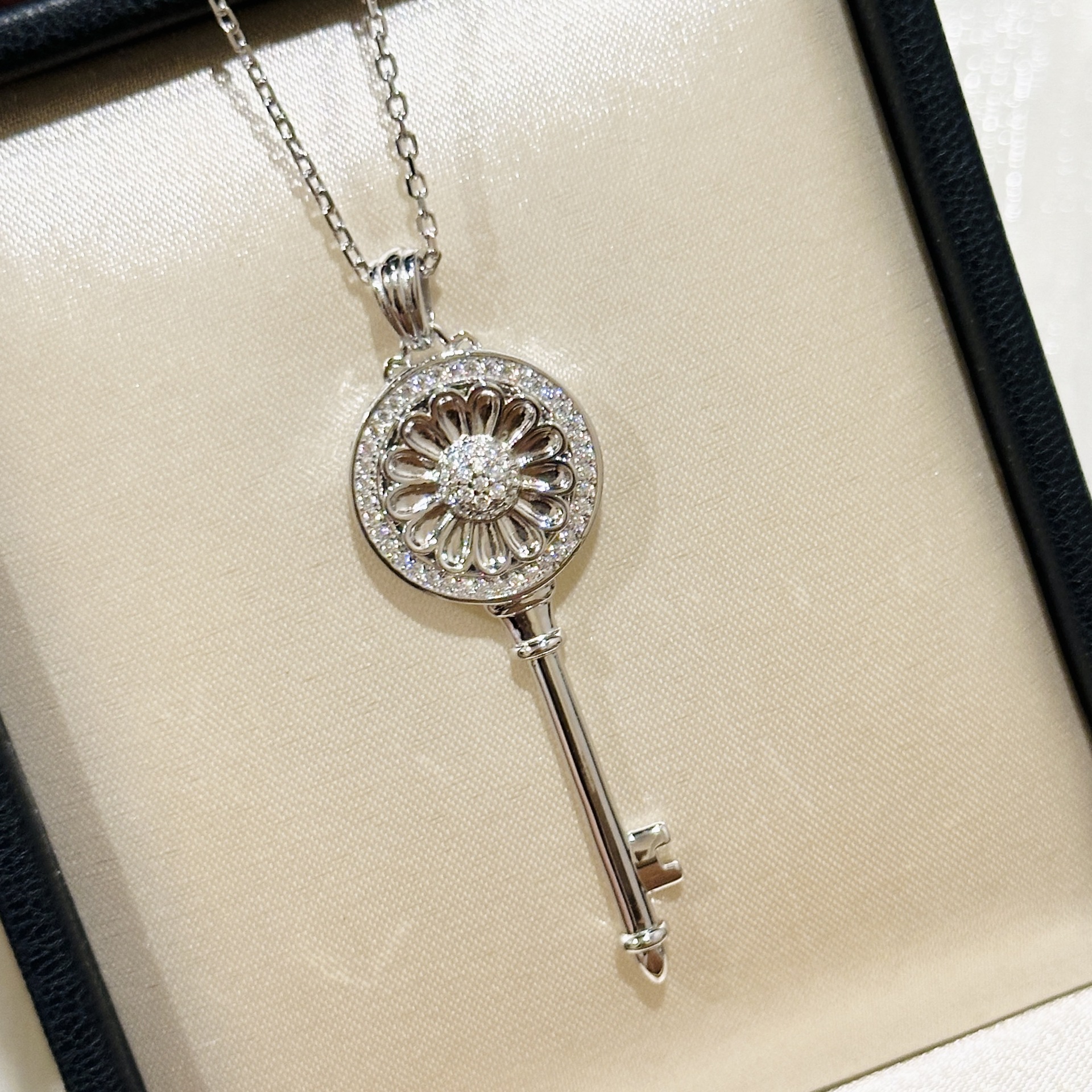 S925 sterling silver rotating daisy key chain, classic Italian design with a touch of luck. S925 sterling silver rotating daisy key chain, classic Italian design with a touch of luck.