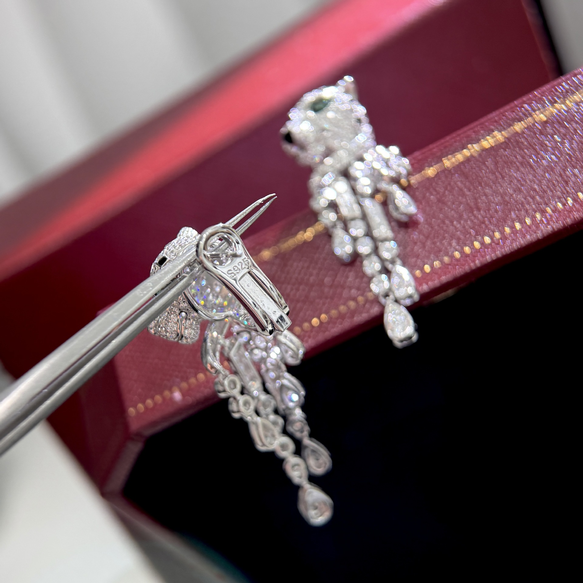 S925 silver leopard tassel earrings with solid diamonds - Classic style, worn by Tan Lan, exudes sophistication, noble charm and luxury. S925 silver leopard tassel earrings with solid diamonds - Classic style, worn by Tan Lan, exudes sophistication, noble charm and luxury.