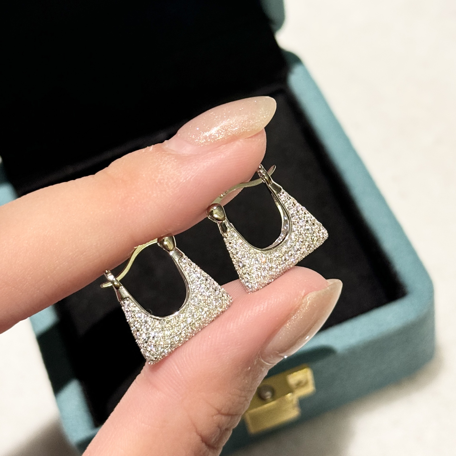 S925 silver handbag earrings full of diamonds, French style, sparkling and delicate. S925 silver handbag earrings full of diamonds, French style, sparkling and delicate.