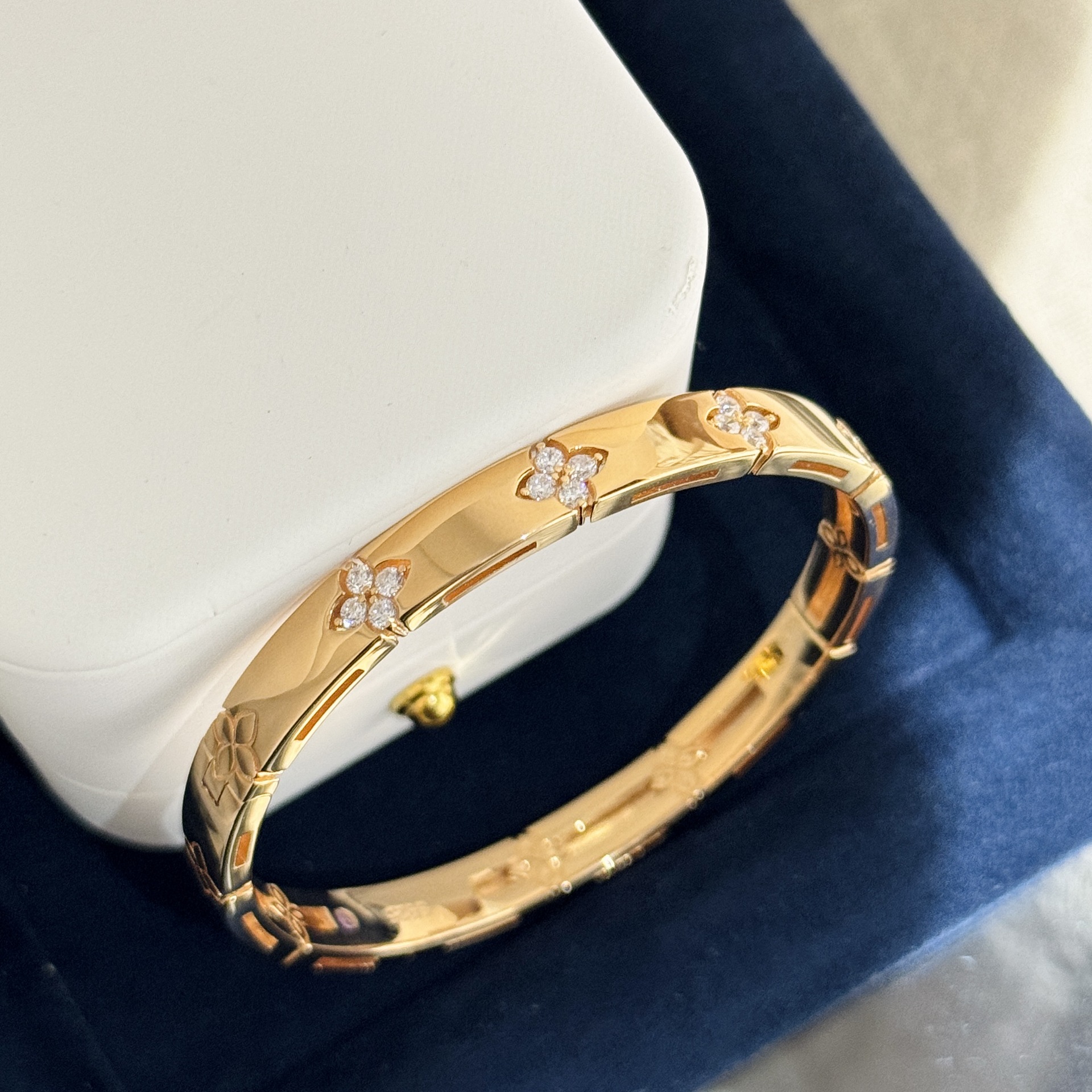 S925 Silver Rose Gold Four Leaf Clover Diamond Bracelet: A delicate and versatile piece with a refined, polished finish. S925 Silver Rose Gold Four Leaf Clover Diamond Bracelet: A delicate and versatile piece with a refined, polished finish.