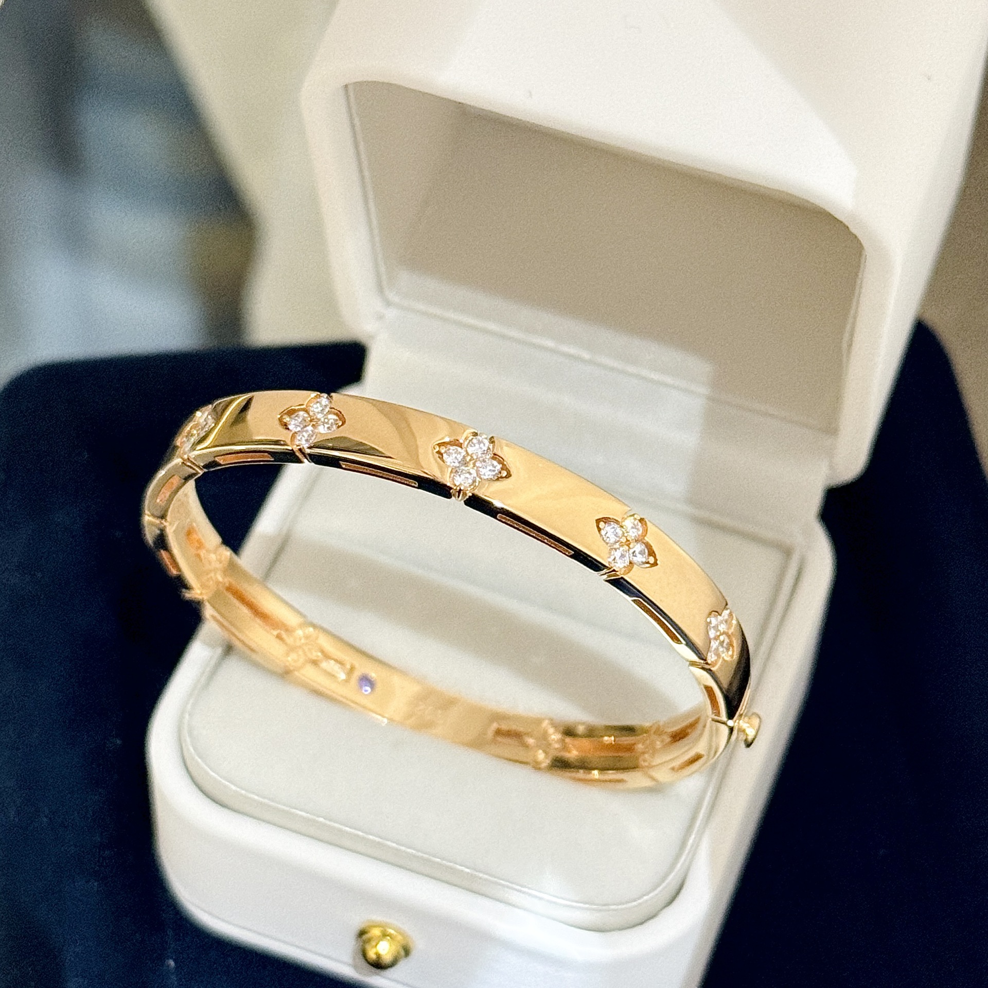 S925 Silver Rose Gold Four Leaf Clover Diamond Bracelet: A delicate and versatile piece with a refined, polished finish. S925 Silver Rose Gold Four Leaf Clover Diamond Bracelet: A delicate and versatile piece with a refined, polished finish.