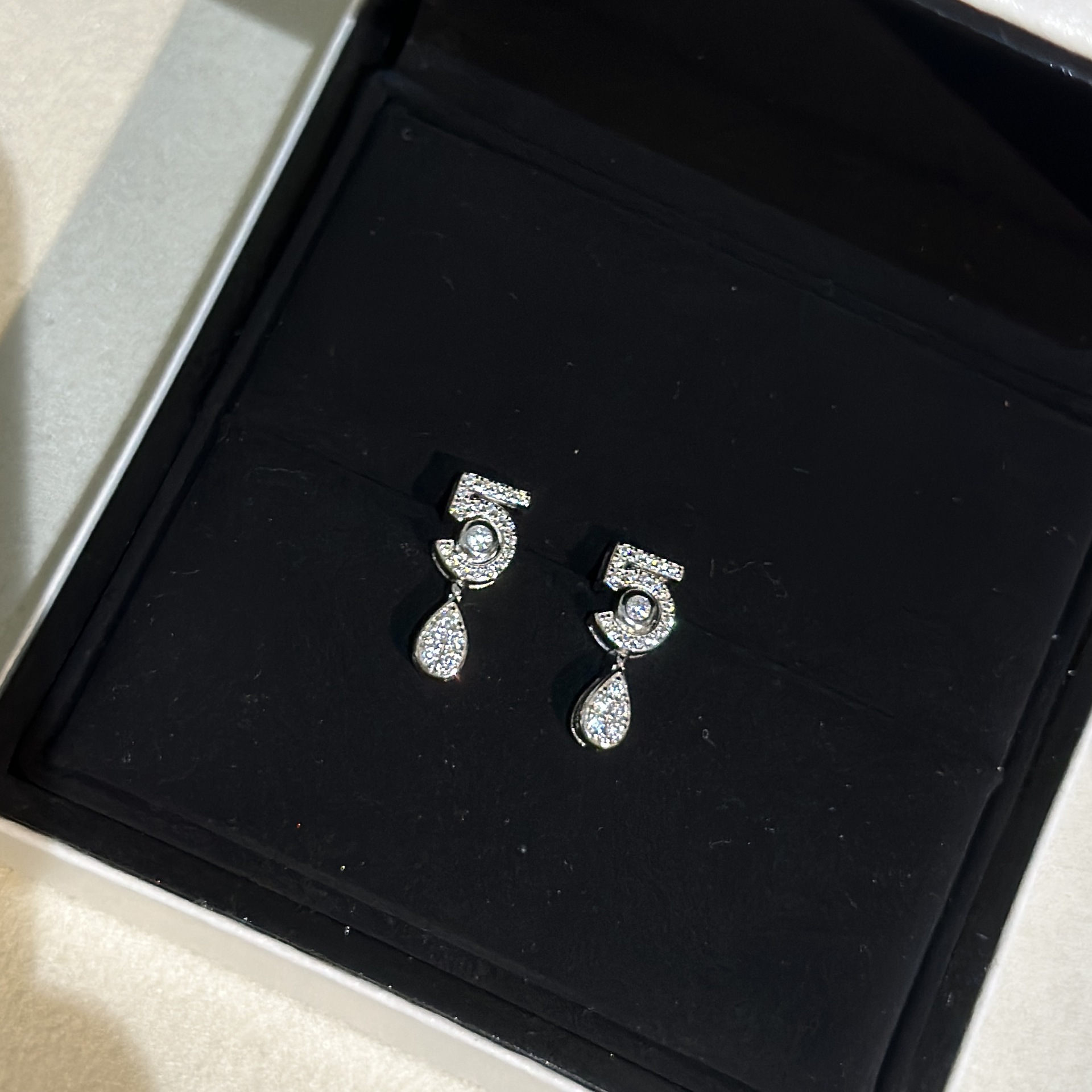 S925 silver necklace and earrings set with 5 teardrop-shaped diamonds - High-class, luxurious and fashionable product set S925 silver necklace and earrings set with 5 teardrop-shaped diamonds - High-class, luxurious and fashionable product set