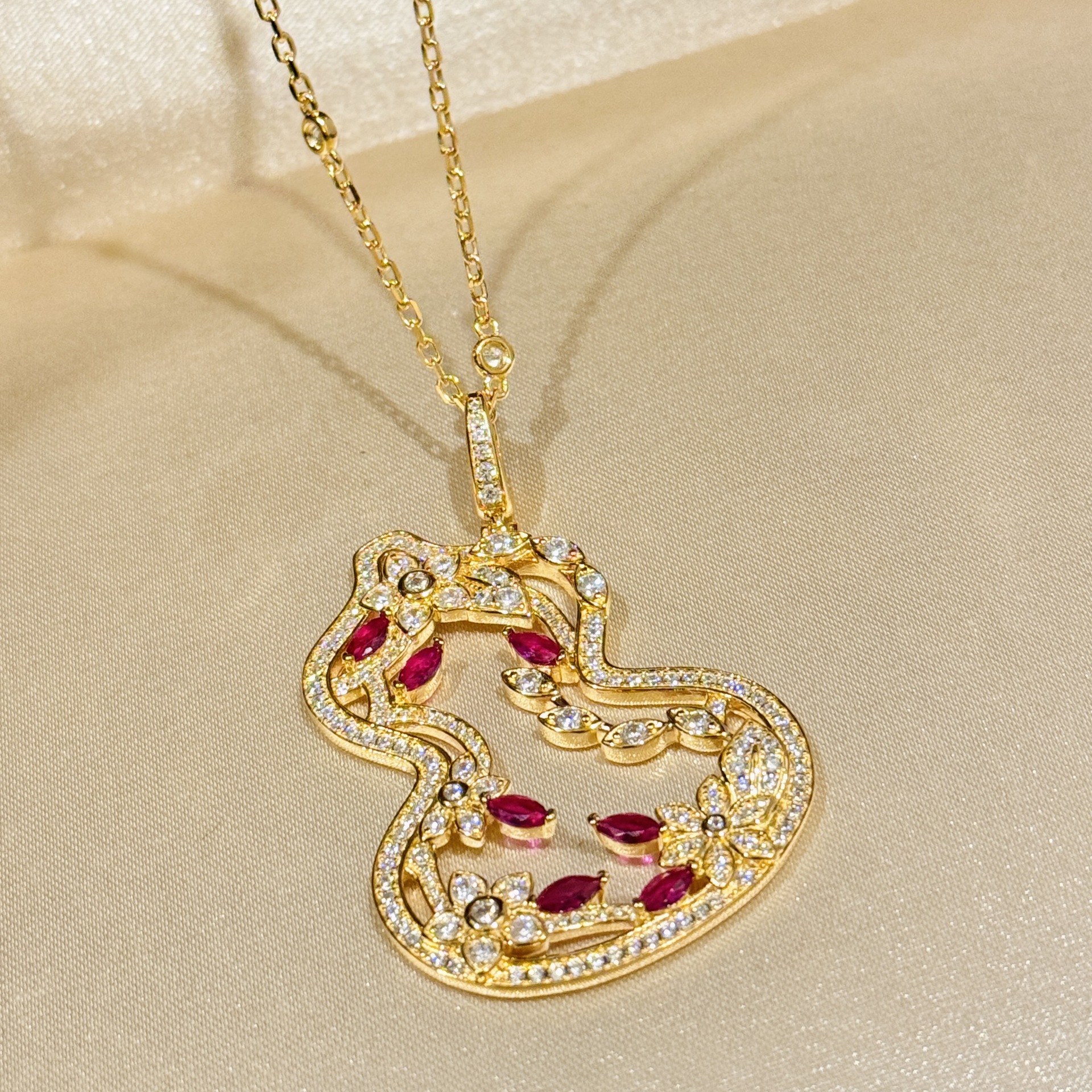 S925 Vineyard silver necklace with red diamonds, gourd and large flower vine design, long chain, luxurious and elegant flower design S925 Vineyard silver necklace with red diamonds, gourd and large flower vine design, long chain, luxurious and elegant flower design