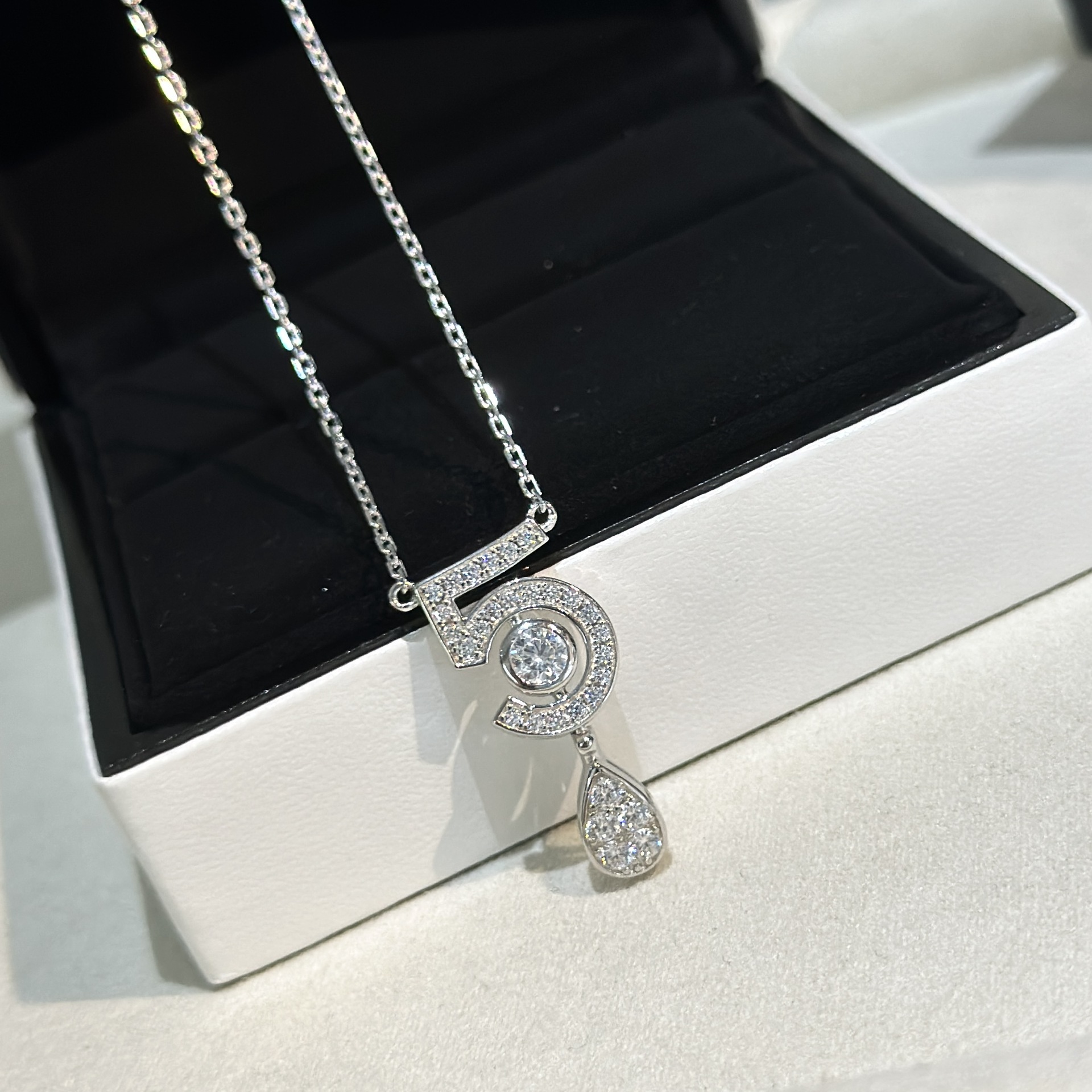 S925 silver necklace and earrings set with 5 teardrop-shaped diamonds - High-class, luxurious and fashionable product set S925 silver necklace and earrings set with 5 teardrop-shaped diamonds - High-class, luxurious and fashionable product set