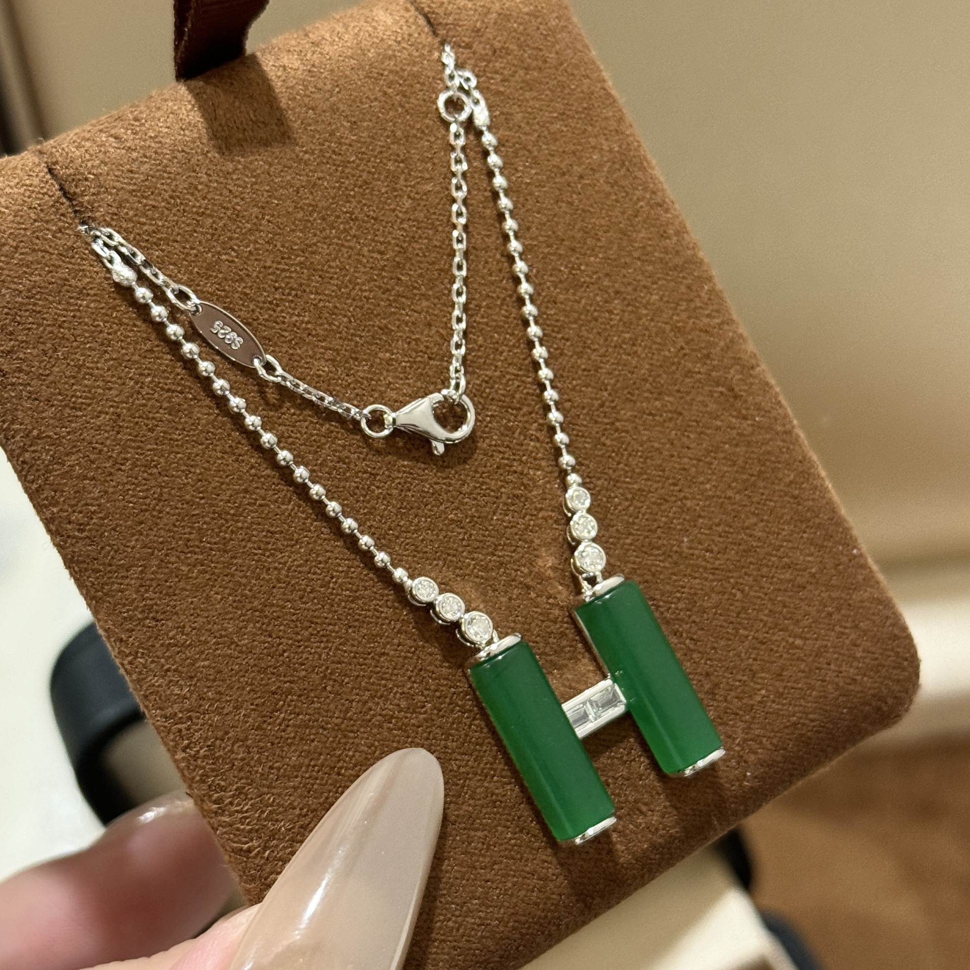 S925 Silver Agate H-Shaped Necklace: A modern Chinese style necklace that is luxurious and sophisticated. S925 Silver Agate H-Shaped Necklace: A modern Chinese style necklace that is luxurious and sophisticated.