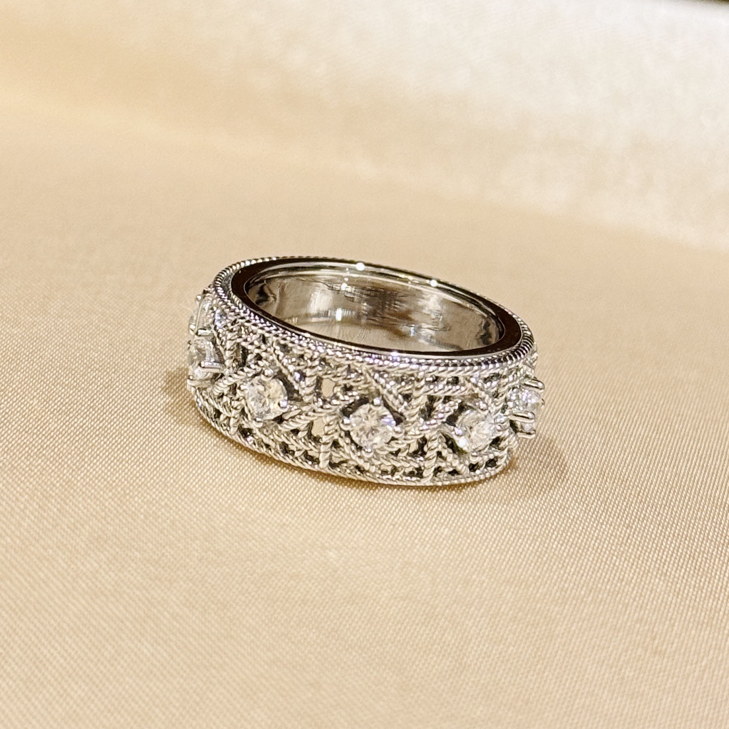S925 sterling silver cannage patterned diamond ring, white gold for a sophisticated, luxurious, classic, and versatile look. S925 sterling silver cannage patterned diamond ring, white gold for a sophisticated, luxurious, classic, and versatile look.