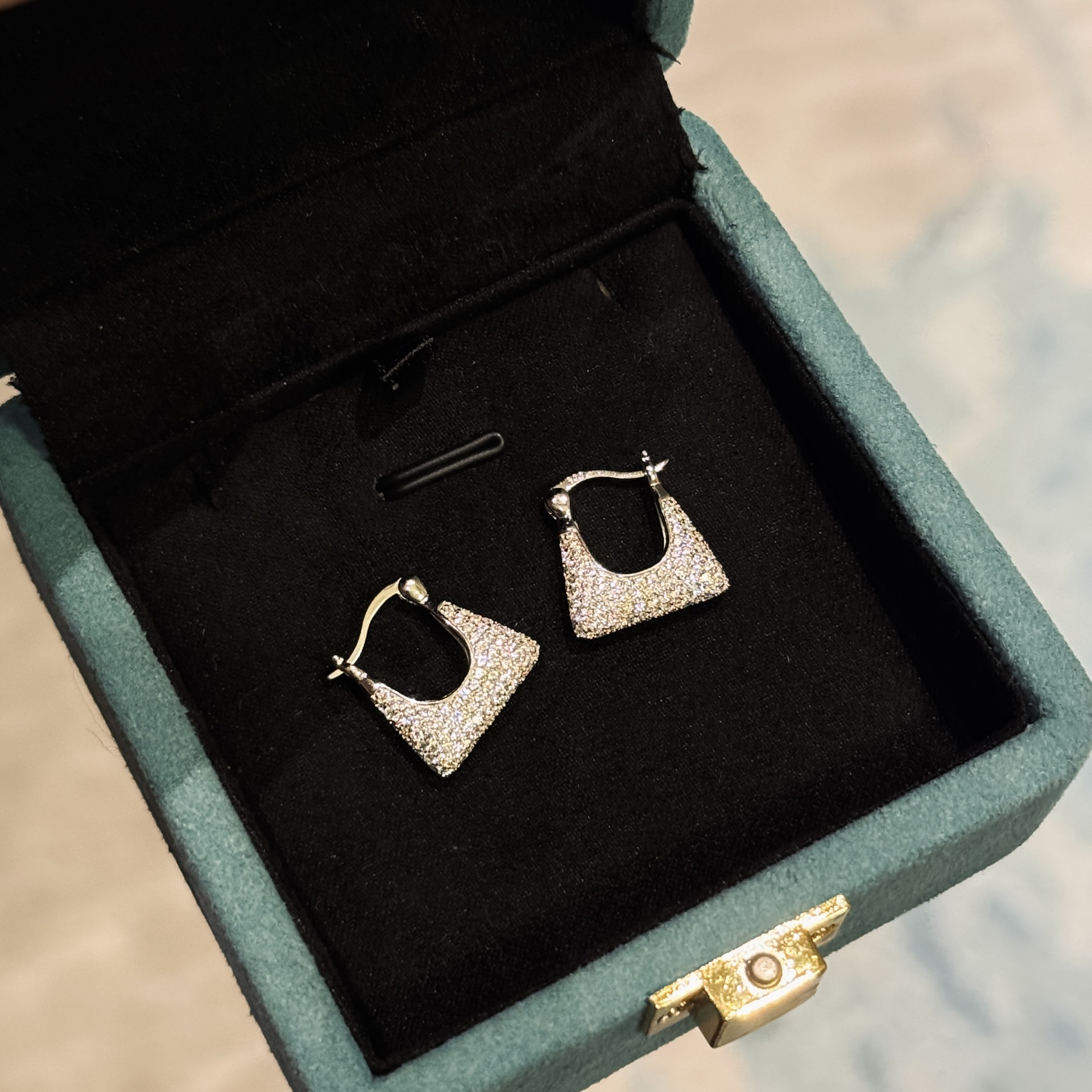 S925 silver handbag earrings full of diamonds, French style, sparkling and delicate. S925 silver handbag earrings full of diamonds, French style, sparkling and delicate.