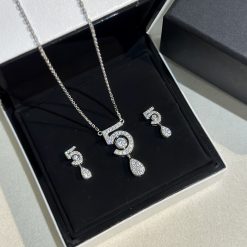 S925 silver necklace and earrings set with 5 teardrop-shaped diamonds - High-class, luxurious and fashionable product set