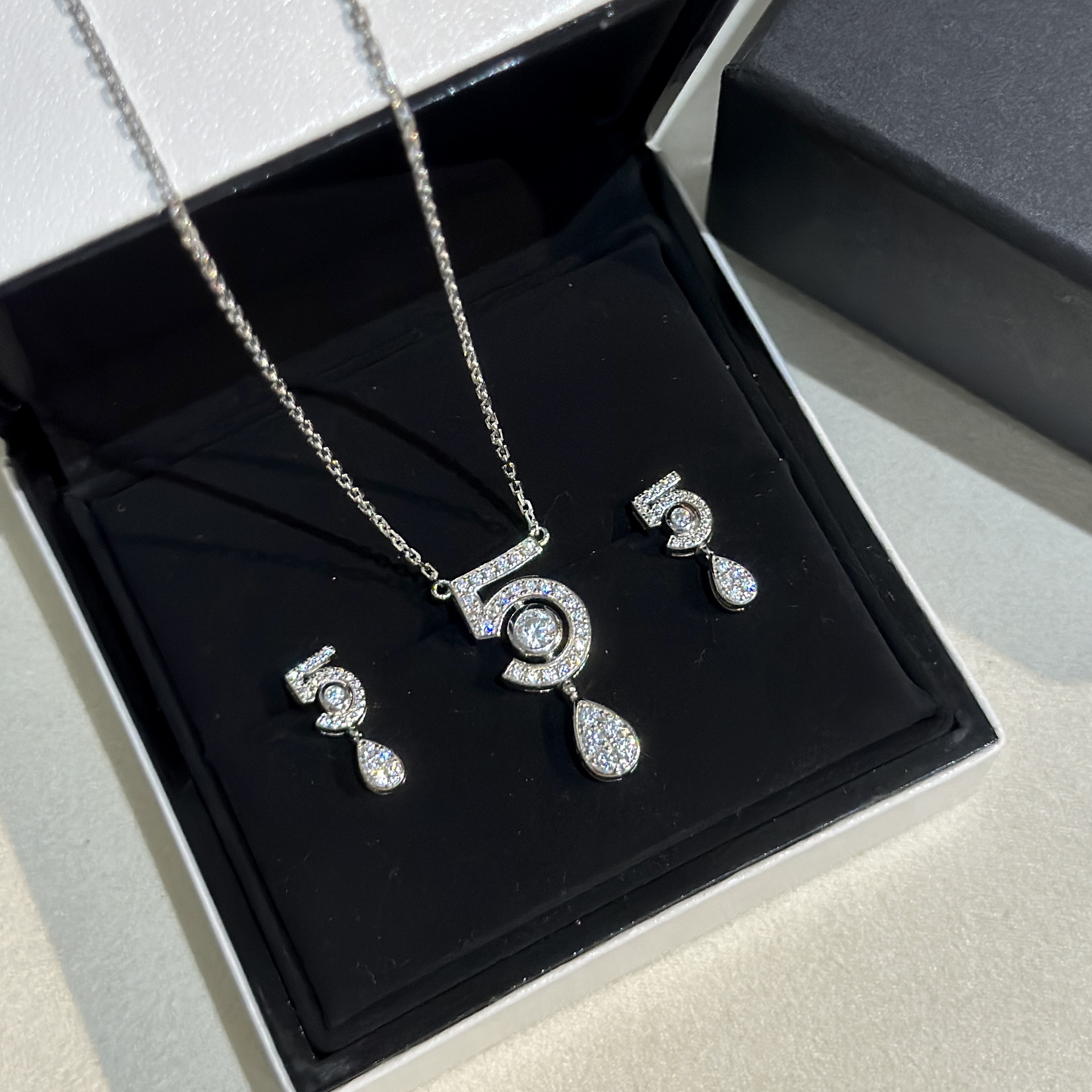 S925 silver necklace and earrings set with 5 teardrop-shaped diamonds - High-class, luxurious and fashionable product set S925 silver necklace and earrings set with 5 teardrop-shaped diamonds - High-class, luxurious and fashionable product set