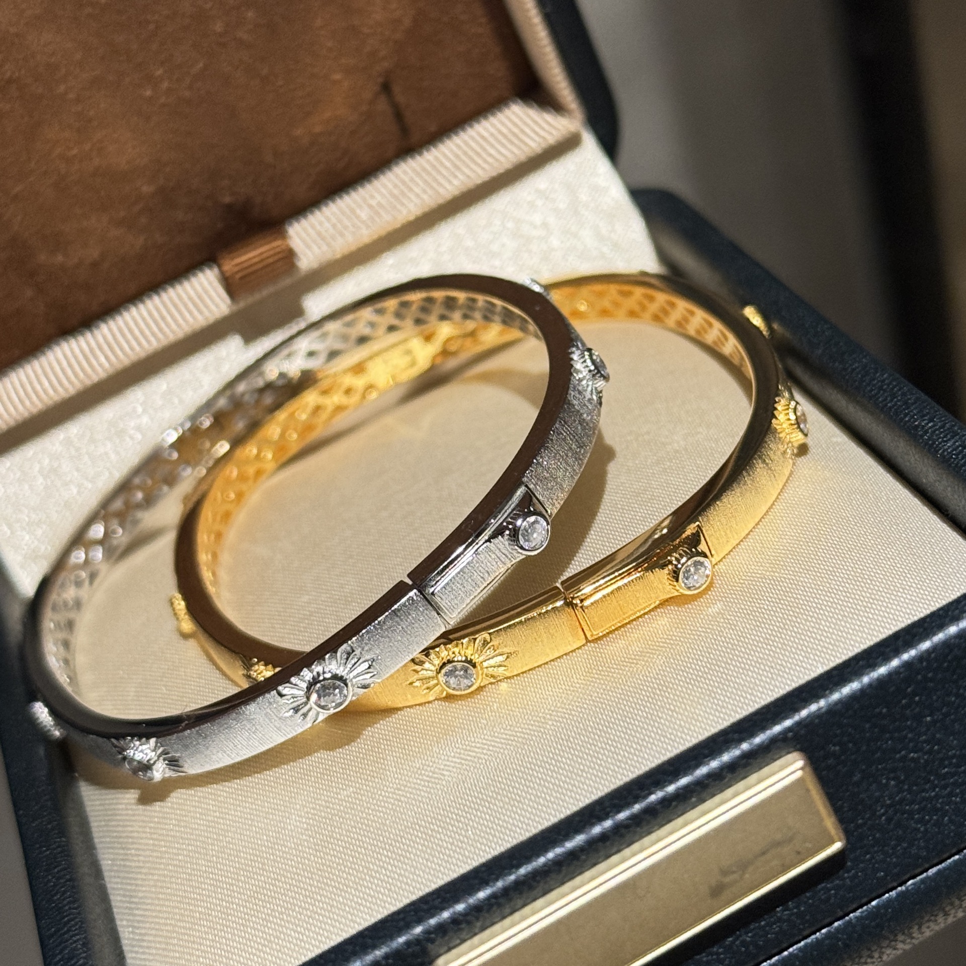 S925 silver bracelet with Bucherer-style floral brushed finish and open mesh base: Refined French classic style S925 silver bracelet with Bucherer-style floral brushed finish and open mesh base: Refined French classic style