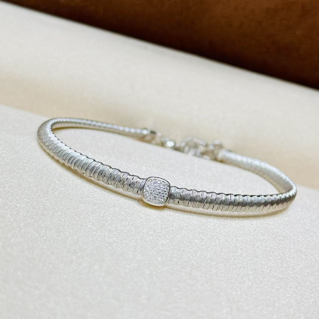 Vòng tay Sugar Cube Light and Shadow bằng bạc Sterling S925: Thiết kế cổ điển tối giản cao cấp của Pháp Vòng tay Sugar Cube Light and Shadow bằng bạc Sterling S925: Thiết kế cổ điển tối giản cao cấp của Pháp