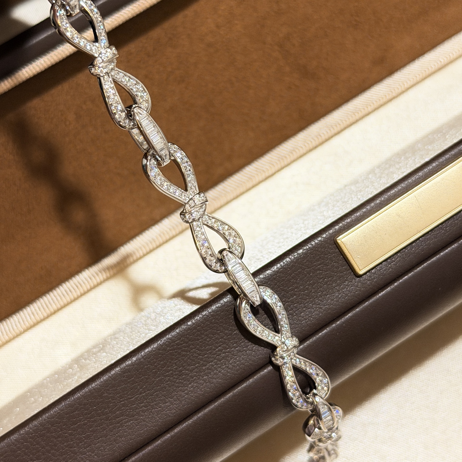 Sterling Silver S925 Bow Bracelet with Solid Diamonds: High-class, luxurious, sophisticated, unique and versatile. Sterling Silver S925 Bow Bracelet with Solid Diamonds: High-class, luxurious, sophisticated, unique and versatile.