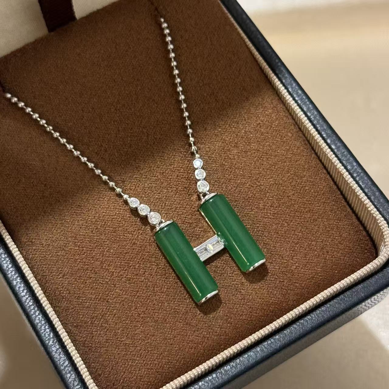 S925 Silver Agate H-Shaped Necklace: A modern Chinese style necklace that is luxurious and sophisticated. S925 Silver Agate H-Shaped Necklace: A modern Chinese style necklace that is luxurious and sophisticated.