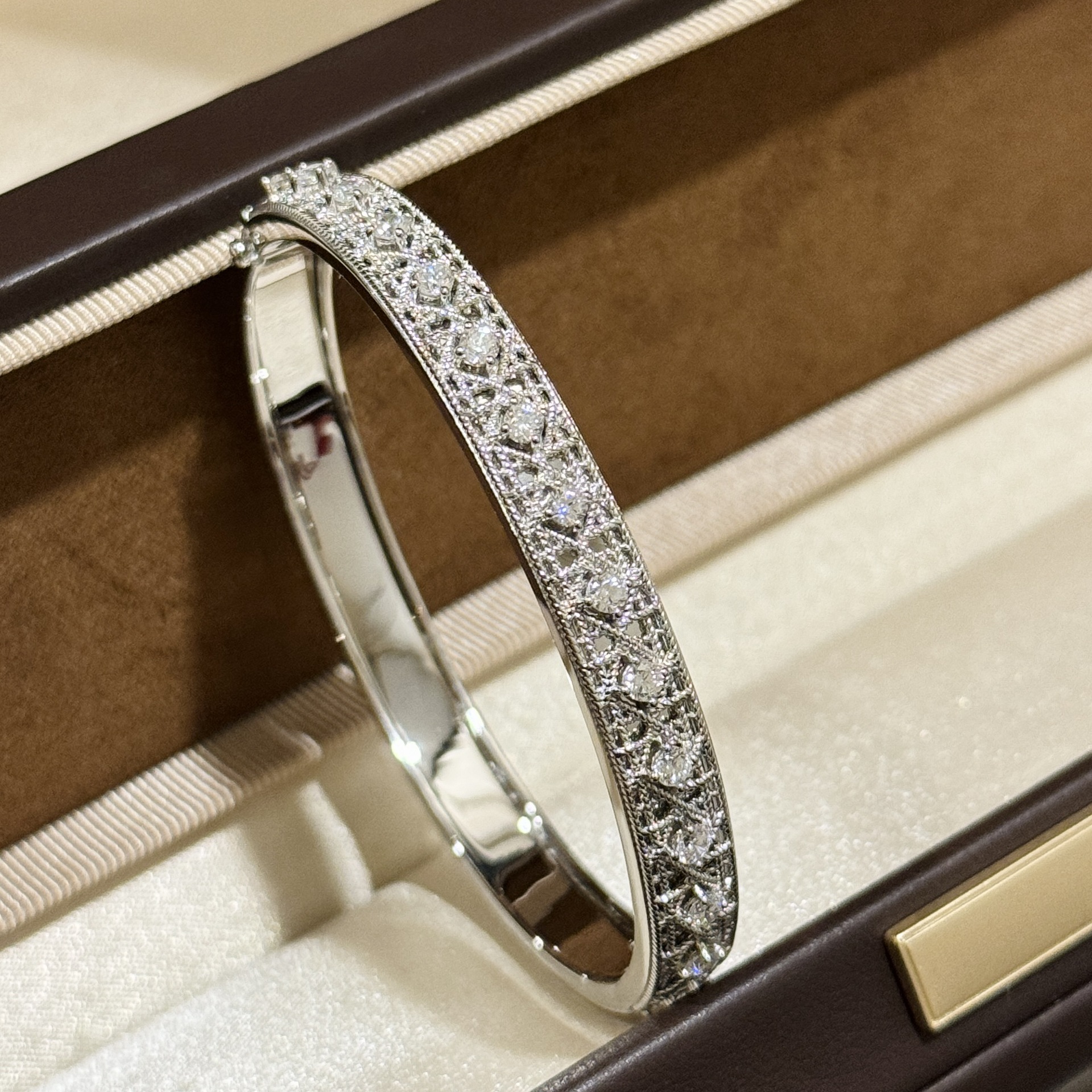 S925 Sterling Silver Cannage Pattern Diamond Bangle - Fully Diamond Woven Texture, High-End Feel, Sparkling Diamonds, Exquisite Craftsmanship S925 Sterling Silver Cannage Pattern Diamond Bangle - Fully Diamond Woven Texture, High-End Feel, Sparkling Diamonds, Exquisite Craftsmanship