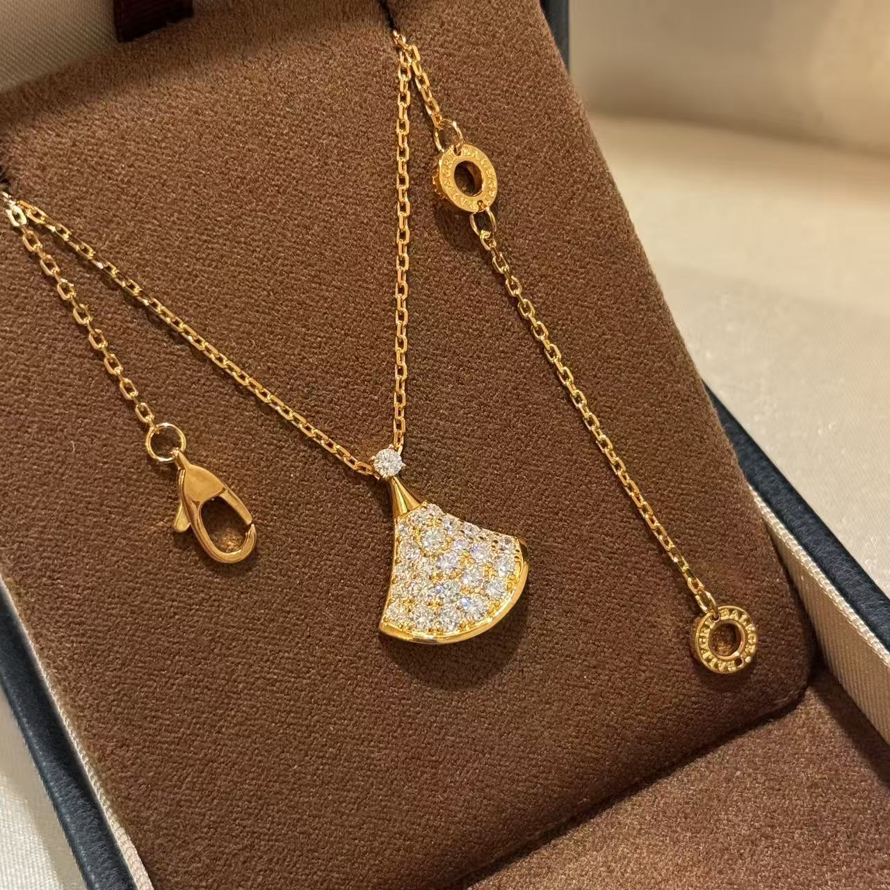 S925 Sterling Silver Fan Necklace, Lightweight Luxury, Classic, Mini Size, Multi-Function, Unmarked Fan Shape S925 Sterling Silver Fan Necklace, Lightweight Luxury, Classic, Mini Size, Multi-Function, Unmarked Fan Shape