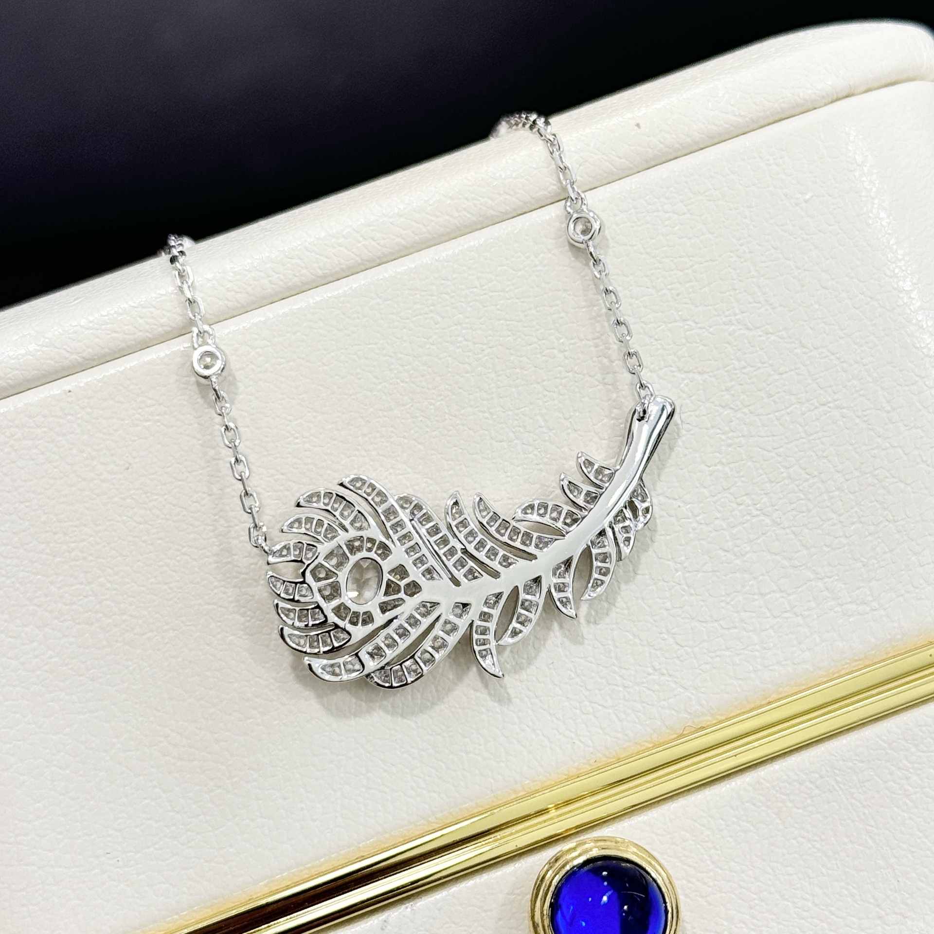 S925 silver feather necklace, studded with diamonds, exudes luxury, sophistication and unique design. S925 silver feather necklace, studded with diamonds, exudes luxury, sophistication and unique design.