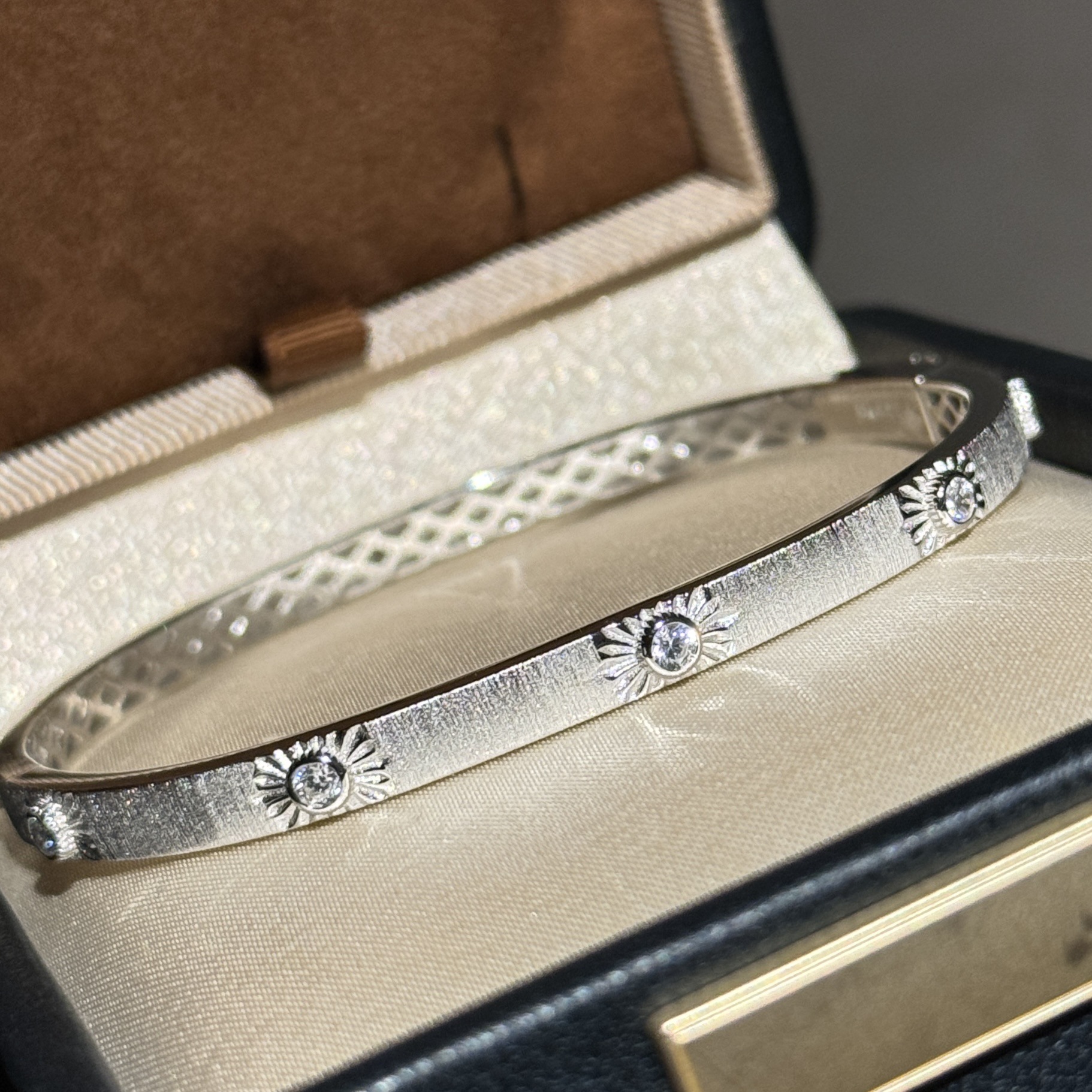 S925 silver bracelet with Bucherer-style floral brushed finish and open mesh base: Refined French classic style S925 silver bracelet with Bucherer-style floral brushed finish and open mesh base: Refined French classic style