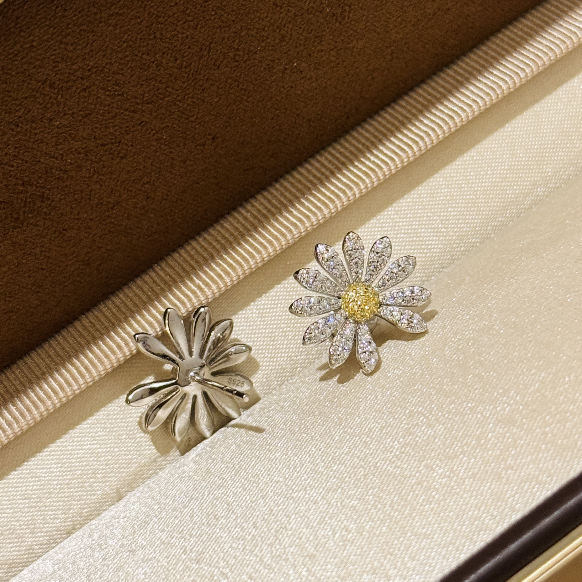 S925 silver daisy earrings, small yellow flower design, unique style, same style as G-Dragon S925 silver daisy earrings, small yellow flower design, unique style, same style as G-Dragon