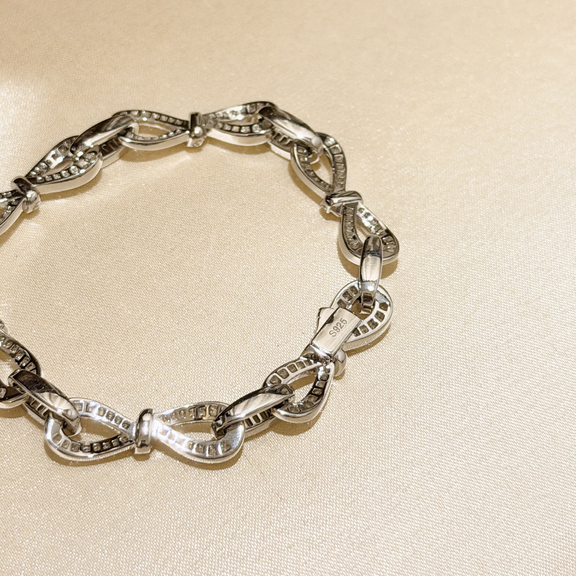 Sterling Silver S925 Bow Bracelet with Solid Diamonds: High-class, luxurious, sophisticated, unique and versatile. Sterling Silver S925 Bow Bracelet with Solid Diamonds: High-class, luxurious, sophisticated, unique and versatile.