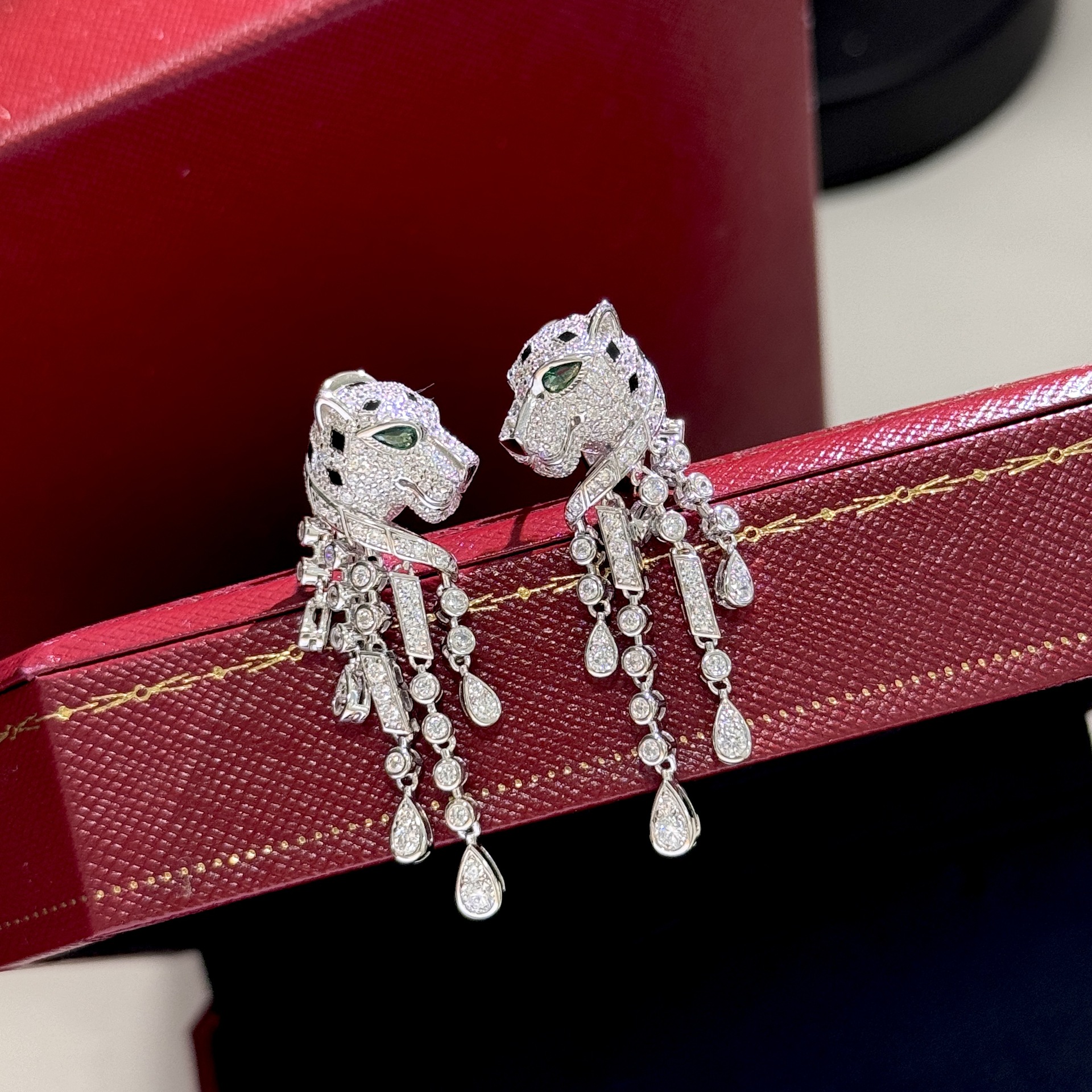 S925 silver leopard tassel earrings with solid diamonds - Classic style, worn by Tan Lan, exudes sophistication, noble charm and luxury. S925 silver leopard tassel earrings with solid diamonds - Classic style, worn by Tan Lan, exudes sophistication, noble charm and luxury.