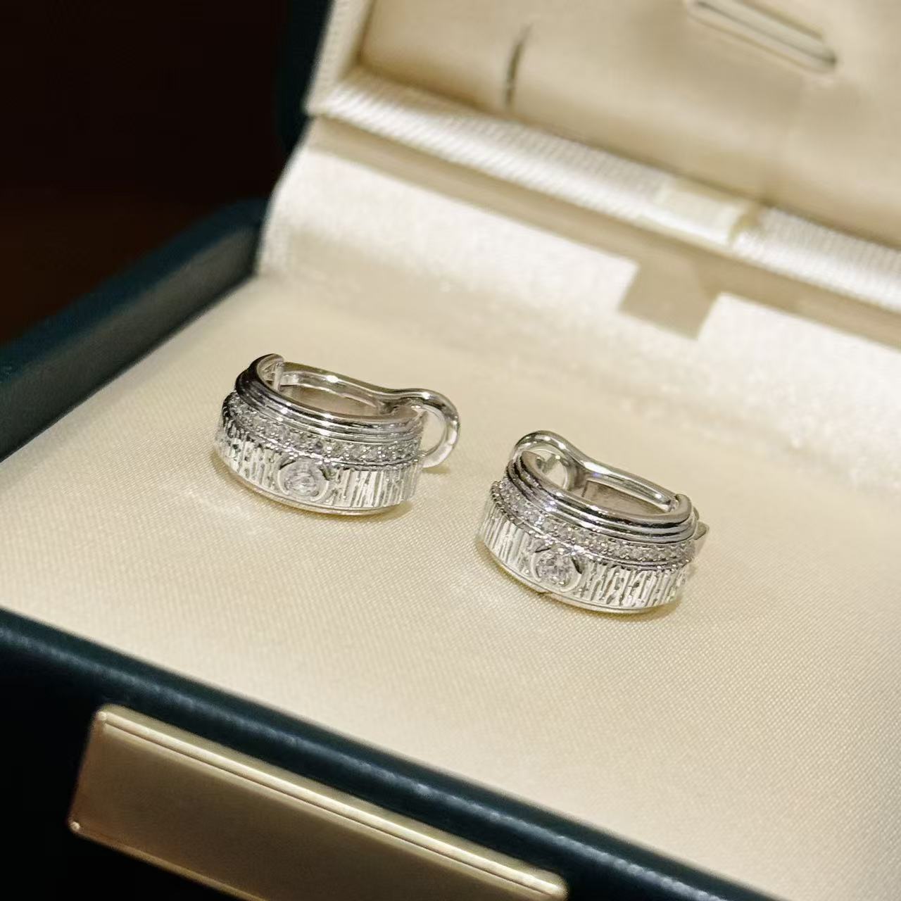 Lucky Draw single diamond earrings in Sterling silver S925 - Classic, luxurious, sophisticated style. Lucky Draw single diamond earrings in Sterling silver S925 - Classic, luxurious, sophisticated style.