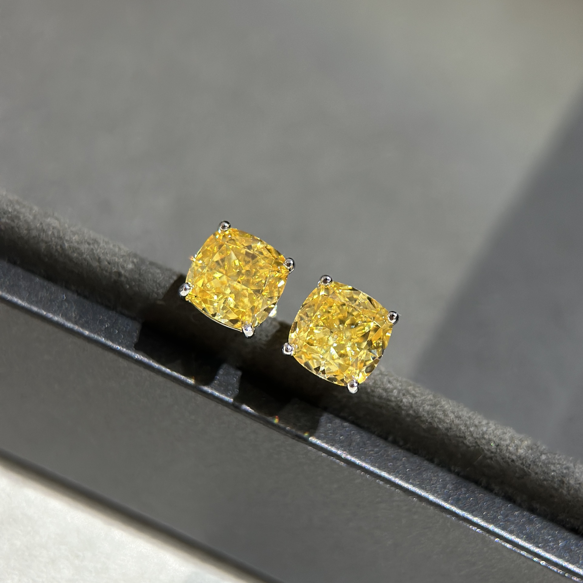 S925 pure silver four prong square diamond earrings Yellow and white diamonds, everyday versatile style, casual chic and artificial diamonds. S925 pure silver four prong square diamond earrings Yellow and white diamonds, everyday versatile style, casual chic and artificial diamonds.