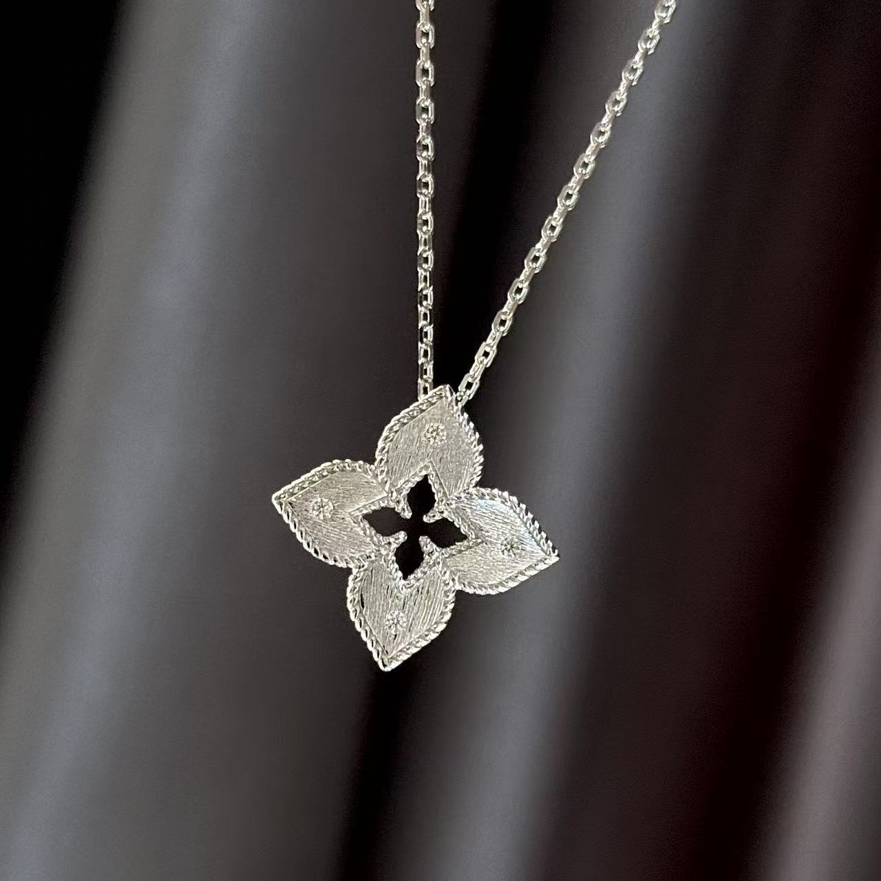 S925 Sterling Silver Openwork Brushed Diamond-Set Four-Leaf Clover Necklace S925 Sterling Silver Openwork Brushed Diamond-Set Four-Leaf Clover Necklace