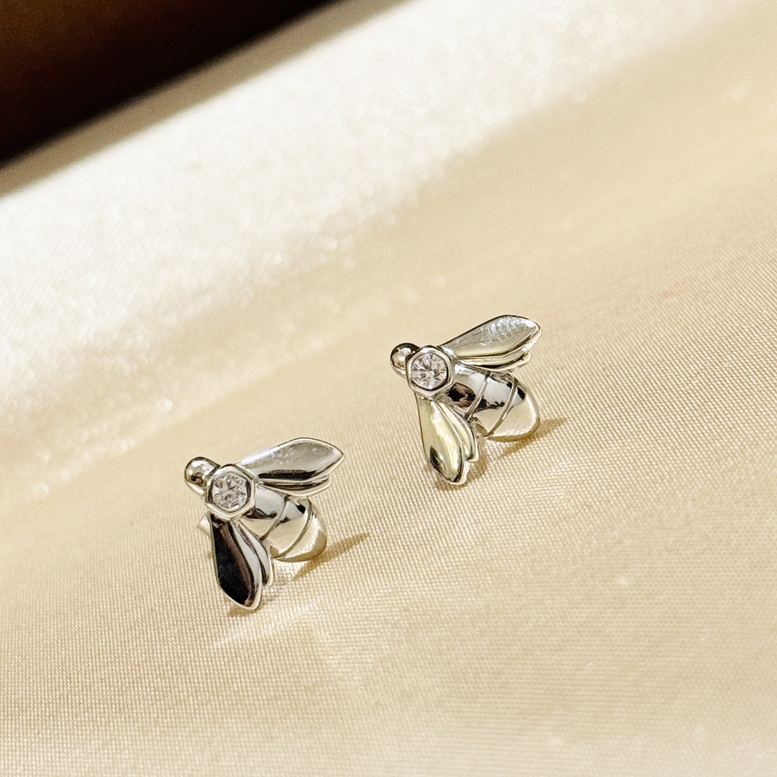 S925 sterling silver bee stud earrings, smooth and versatile for daily wear, unisex style, delicate and petite S925 sterling silver bee stud earrings, smooth and versatile for daily wear, unisex style, delicate and petite