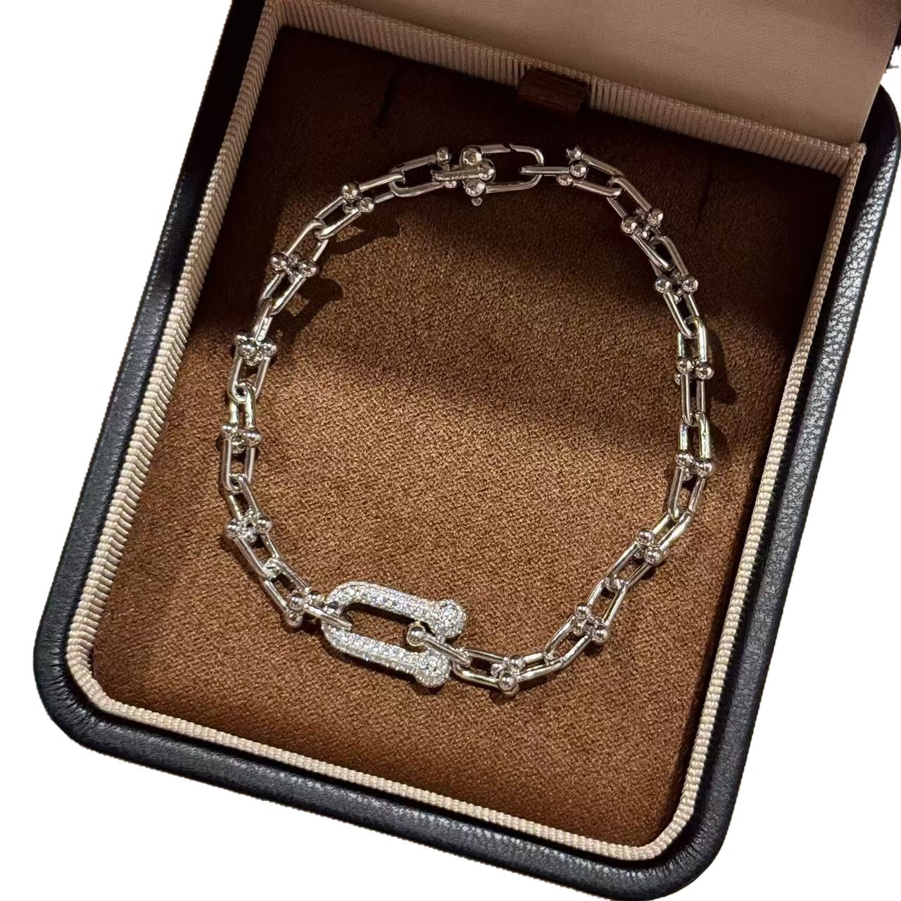 S925 silver tiffany bracelet, interwoven links, simple luxury, unique design, versatile. S925 silver tiffany bracelet, interwoven links, simple luxury, unique design, versatile.