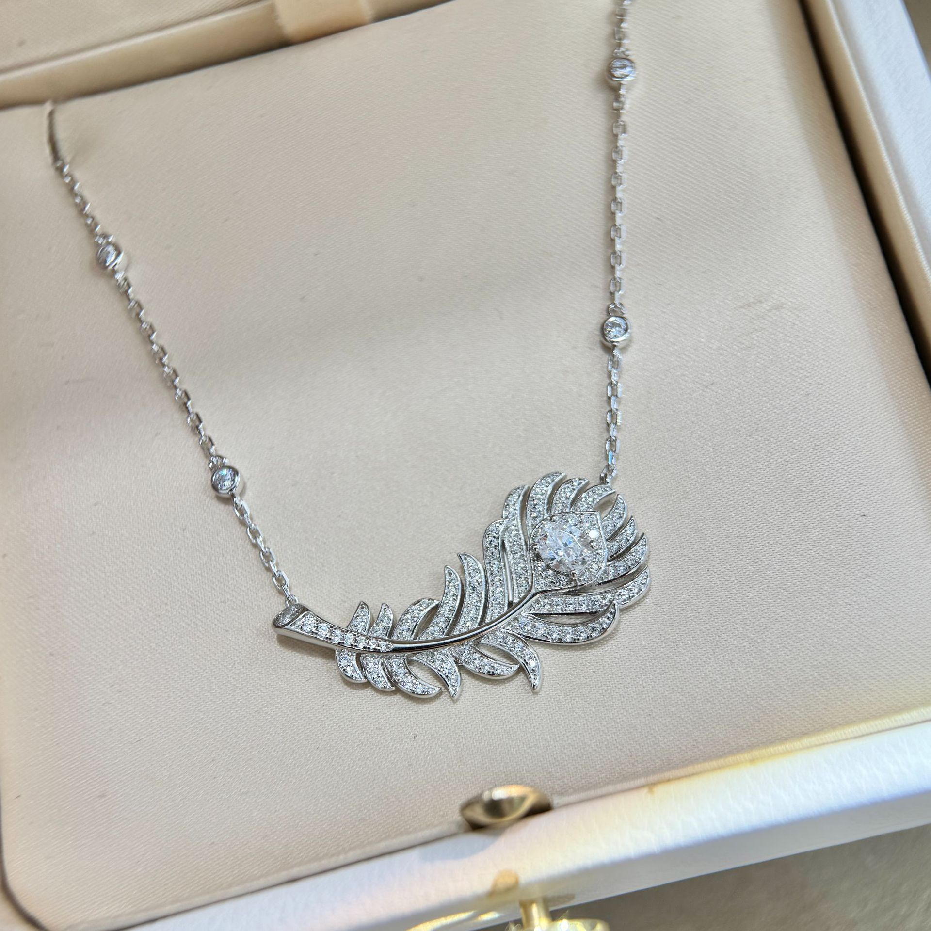 S925 silver feather necklace, studded with diamonds, exudes luxury, sophistication and unique design. S925 silver feather necklace, studded with diamonds, exudes luxury, sophistication and unique design.