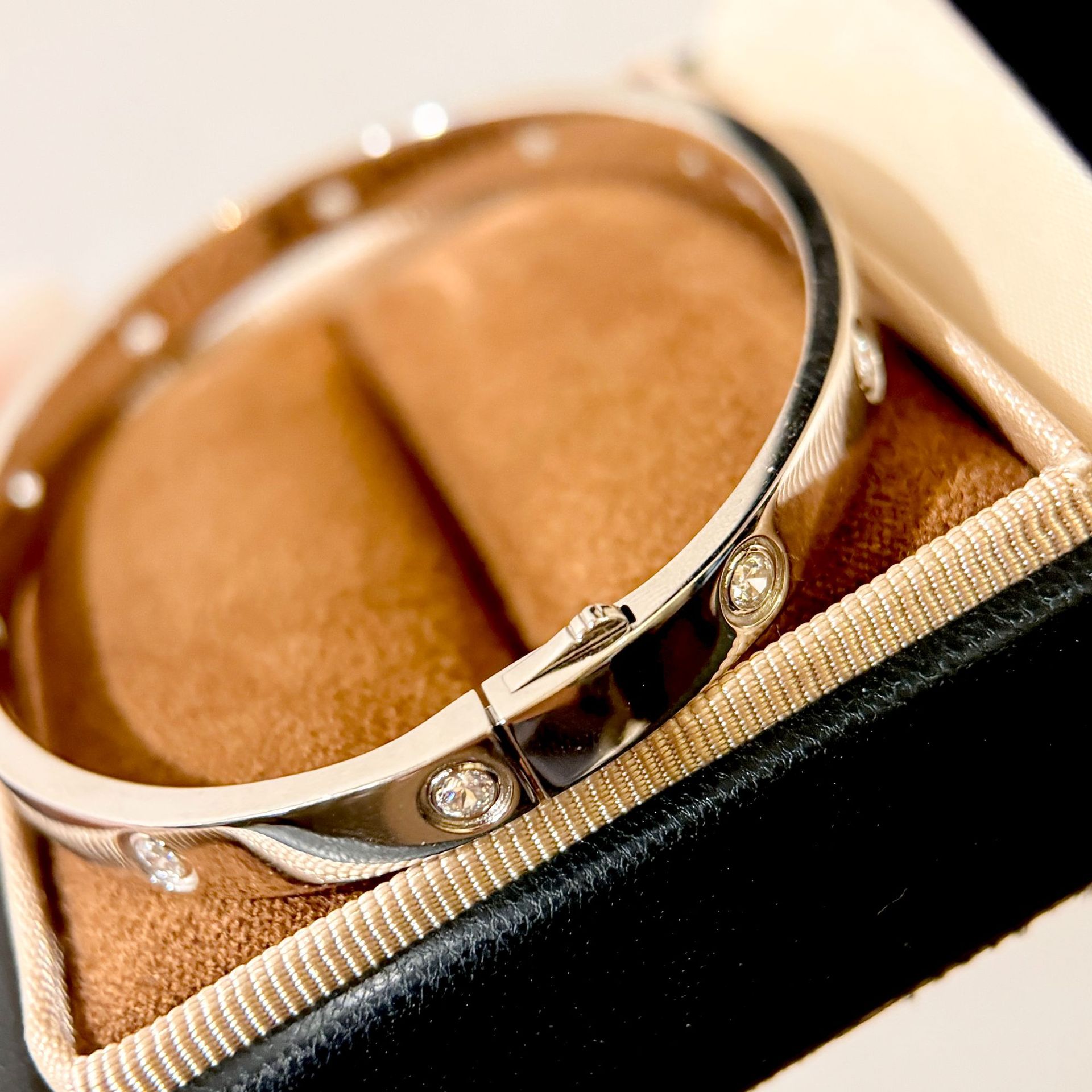 S925 Sterling Silver Wide Bangle with Ten Diamonds, Exquisite Luxury, Classic Design, No Markings, No Screw Marks S925 Sterling Silver Wide Bangle with Ten Diamonds, Exquisite Luxury, Classic Design, No Markings, No Screw Marks