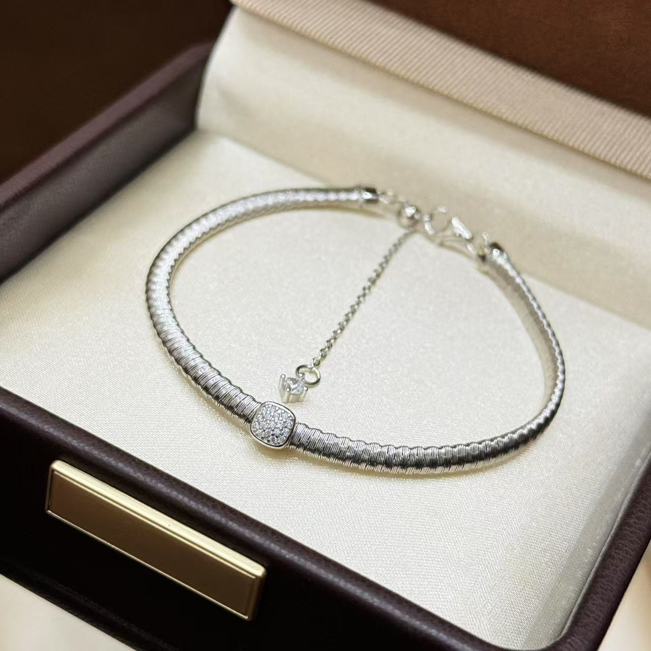 Vòng tay Sugar Cube Light and Shadow bằng bạc Sterling S925: Thiết kế cổ điển tối giản cao cấp của Pháp Vòng tay Sugar Cube Light and Shadow bằng bạc Sterling S925: Thiết kế cổ điển tối giản cao cấp của Pháp