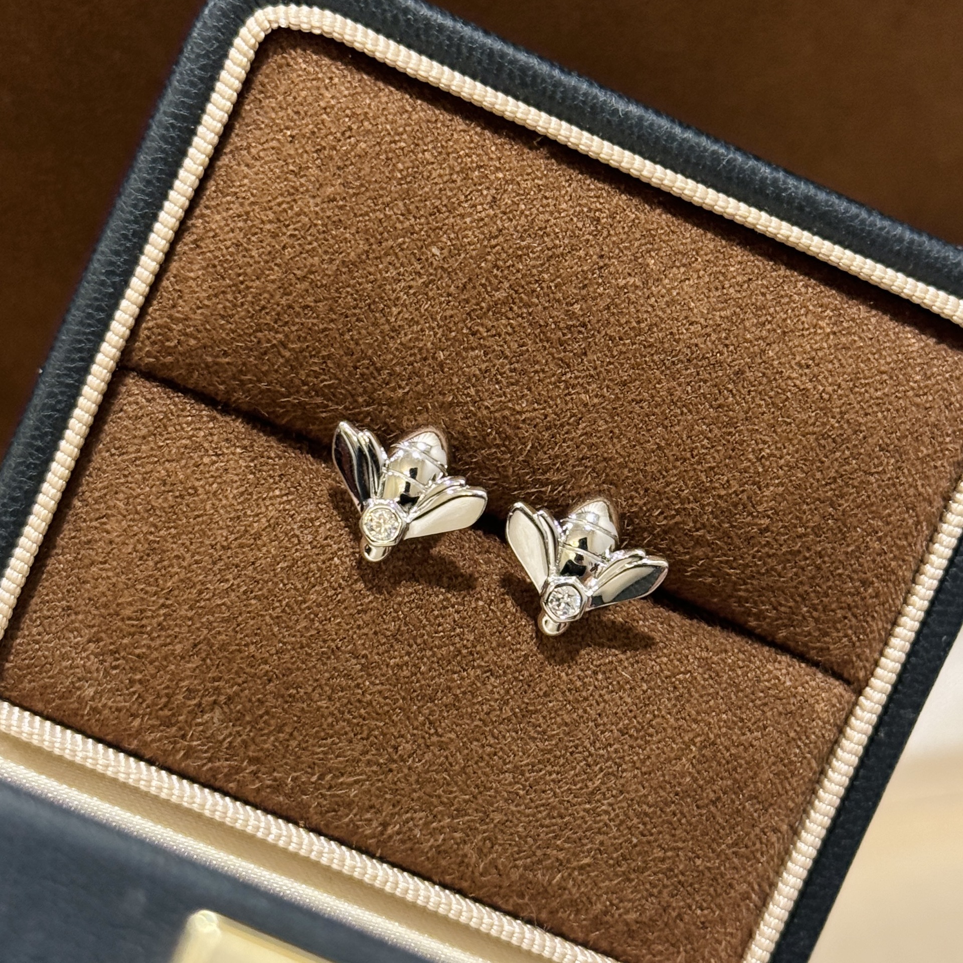 S925 sterling silver bee stud earrings, smooth and versatile for daily wear, unisex style, delicate and petite S925 sterling silver bee stud earrings, smooth and versatile for daily wear, unisex style, delicate and petite