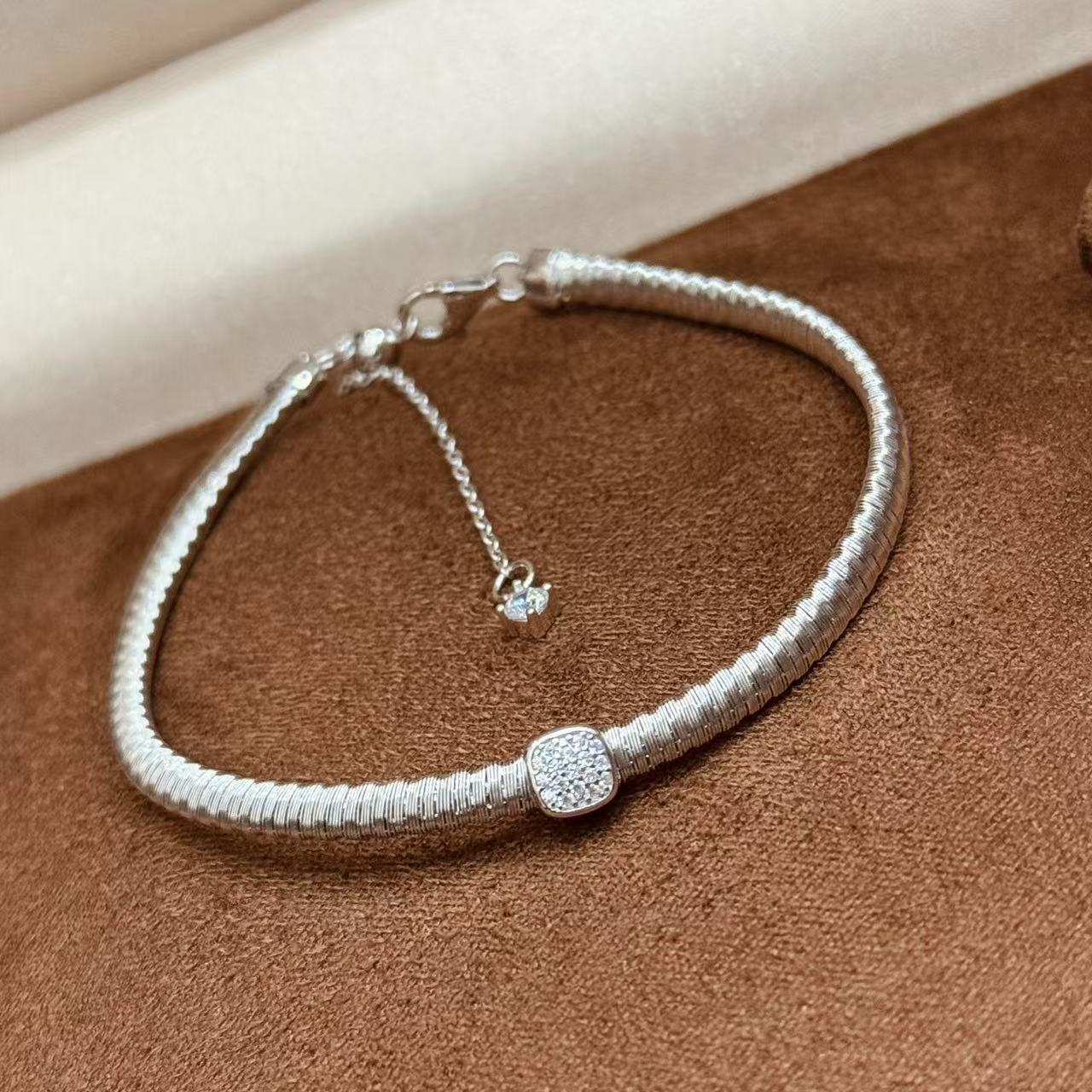 Vòng tay Sugar Cube Light and Shadow bằng bạc Sterling S925: Thiết kế cổ điển tối giản cao cấp của Pháp Vòng tay Sugar Cube Light and Shadow bằng bạc Sterling S925: Thiết kế cổ điển tối giản cao cấp của Pháp