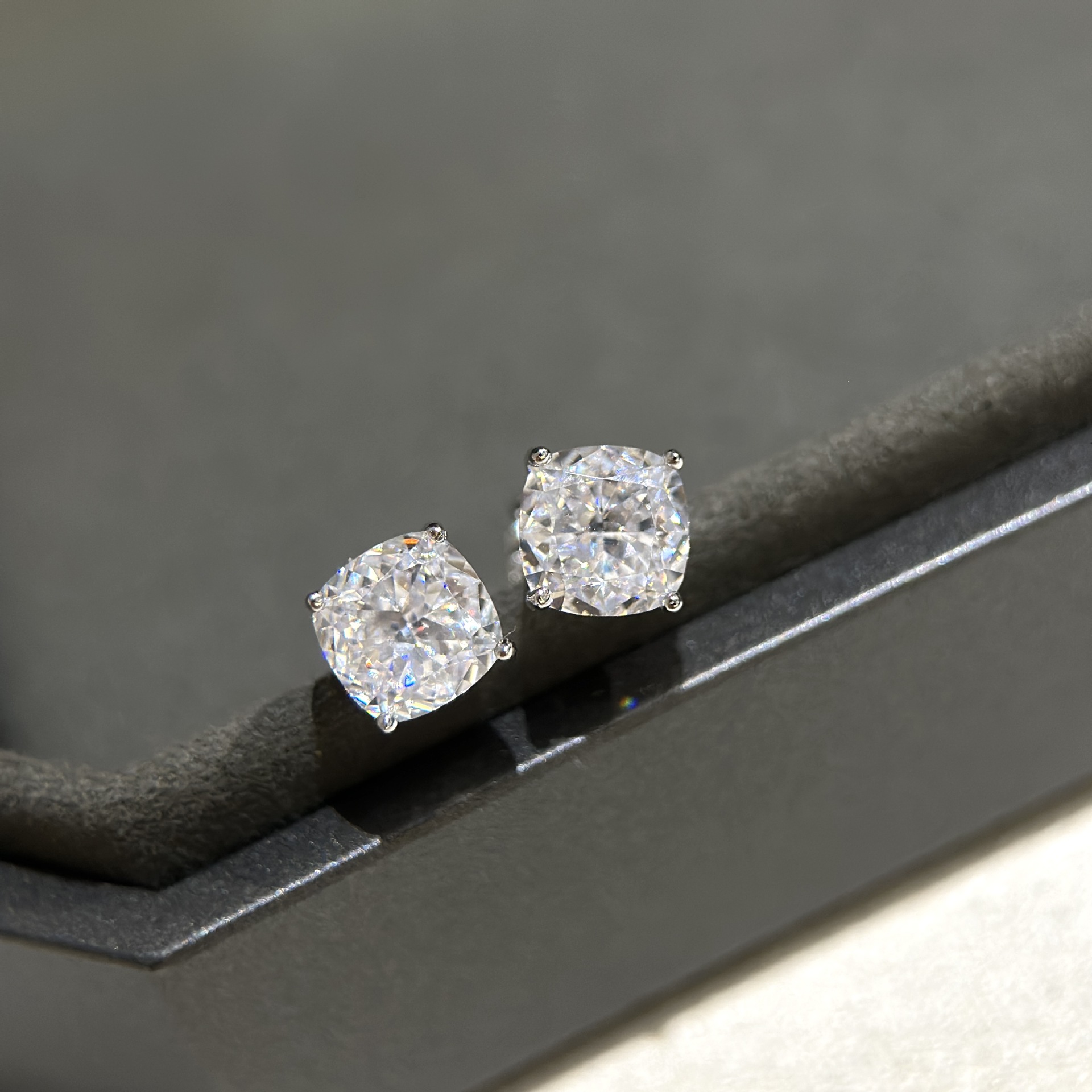 S925 pure silver four prong square diamond earrings Yellow and white diamonds, everyday versatile style, casual chic and artificial diamonds. S925 pure silver four prong square diamond earrings Yellow and white diamonds, everyday versatile style, casual chic and artificial diamonds.