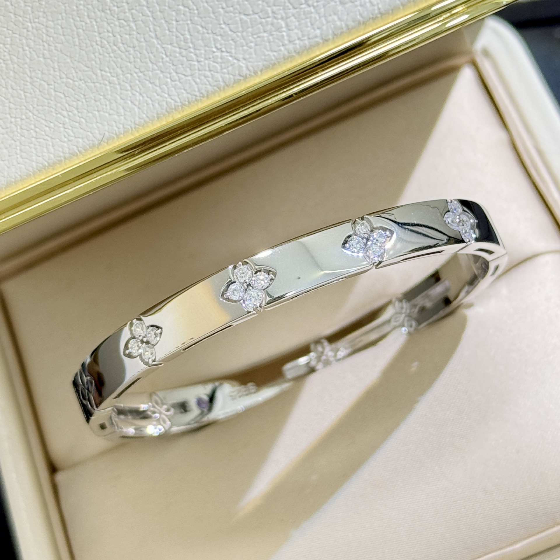 Polished Sterling Silver S925 Bracelet with Four Diamonds, Four Leaf Clover Silver Bracelet, Sparkling Diamonds, Gentle Luxury, Versatile, Simple, High-end Silver Bracelet Polished Sterling Silver S925 Bracelet with Four Diamonds, Four Leaf Clover Silver Bracelet, Sparkling Diamonds, Gentle Luxury, Versatile, Simple, High-end Silver Bracelet