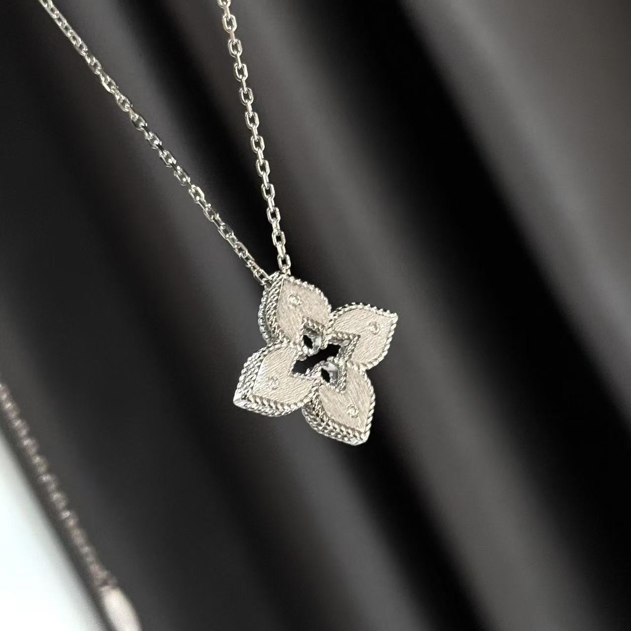 S925 Sterling Silver Openwork Brushed Diamond-Set Four-Leaf Clover Necklace S925 Sterling Silver Openwork Brushed Diamond-Set Four-Leaf Clover Necklace