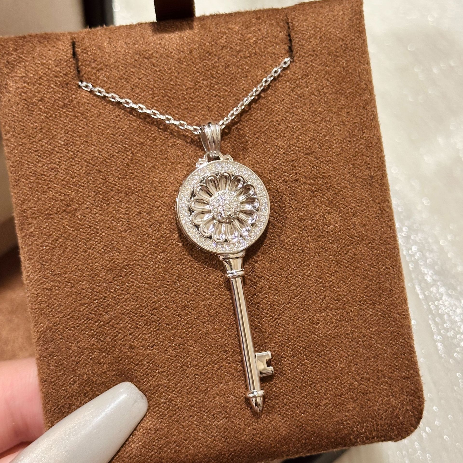 S925 sterling silver rotating daisy key chain, classic Italian design with a touch of luck. S925 sterling silver rotating daisy key chain, classic Italian design with a touch of luck.